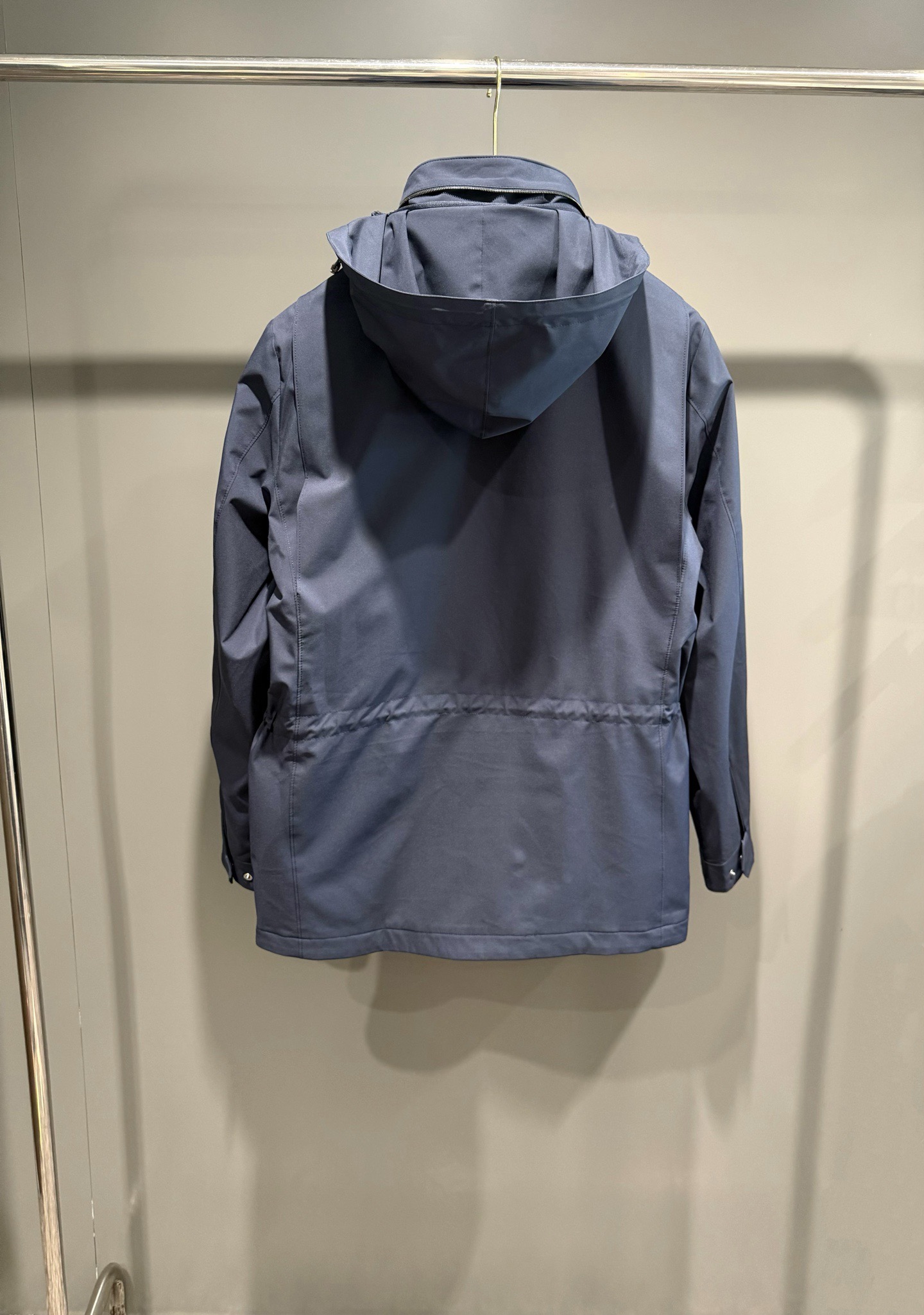 Куртка мужская в стиле Loro Piana Traveller Windmate® из технологичной ткани синего цвета с капюшоном