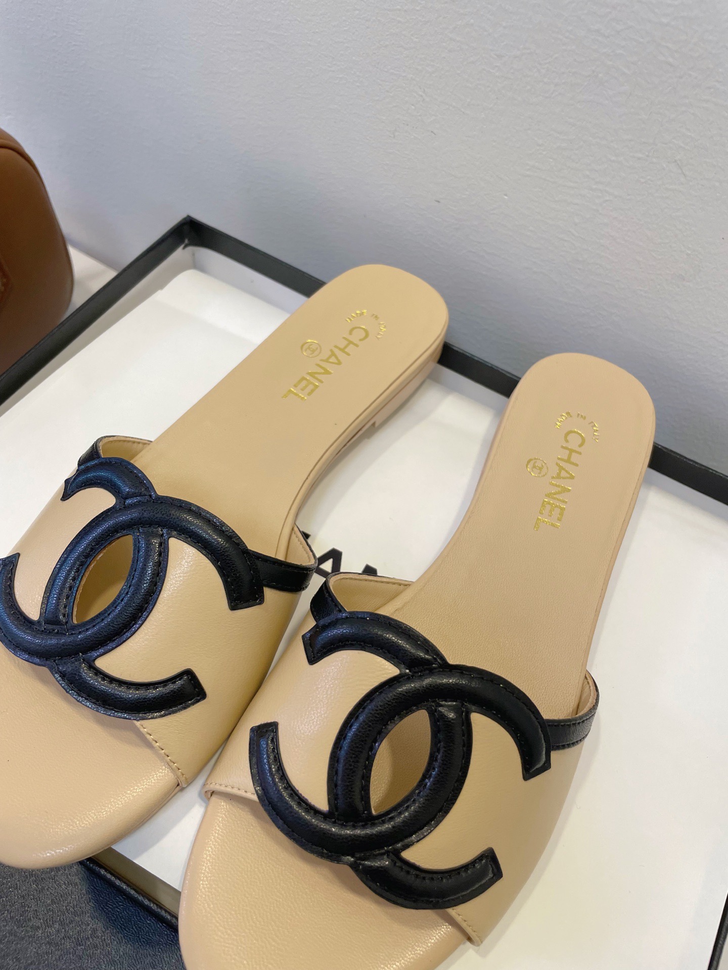 Мюли женские в стиле Chanel 26 с логотипом CC из натуральной кожи бежевого цвета