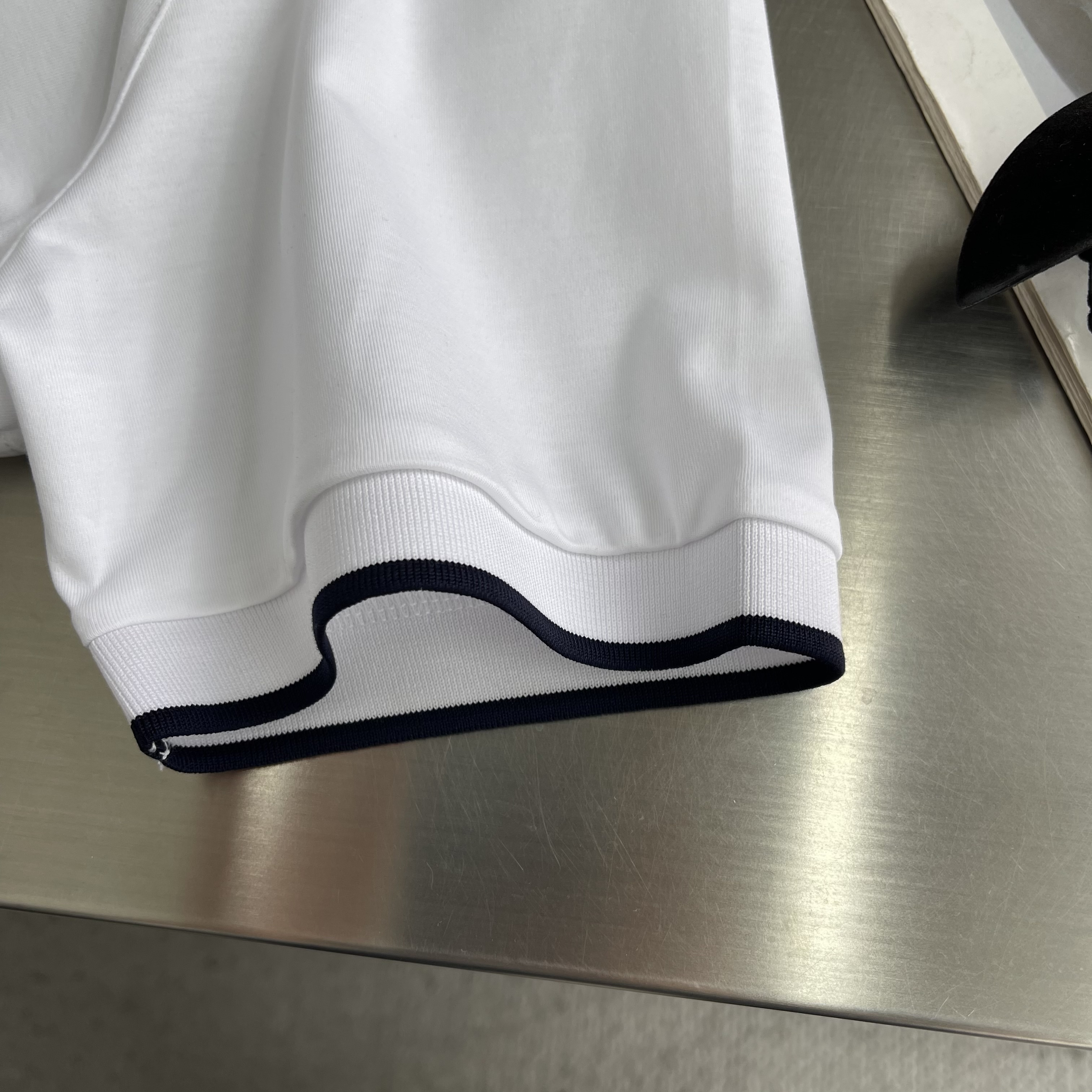 Футболка мужская в стиле Loro Piana из хлопка белого цвета с контрастной отделкой