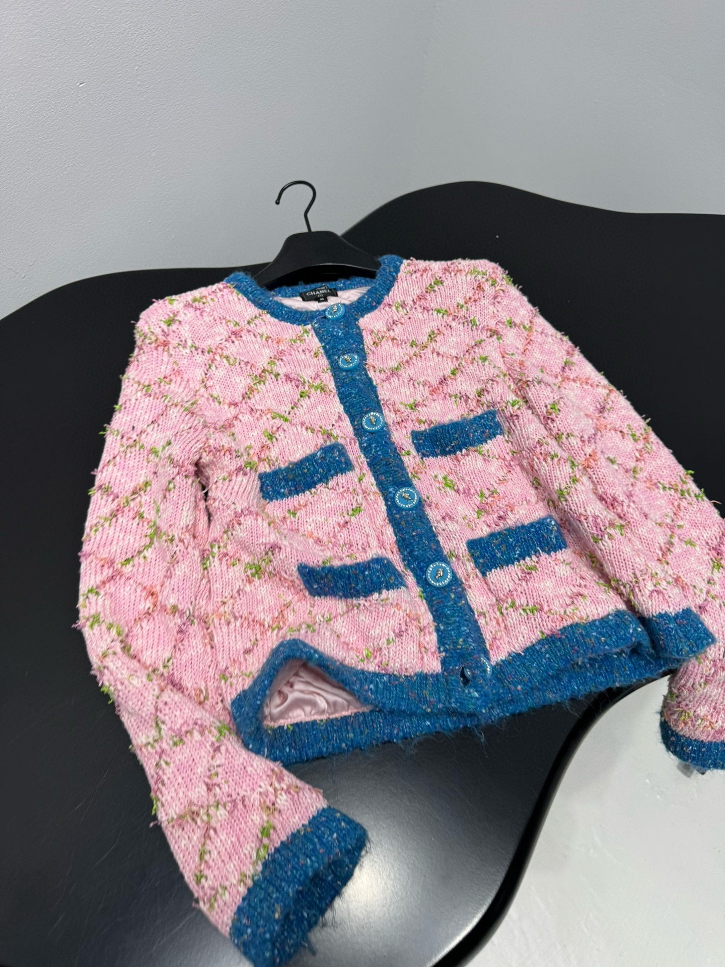 Кардиган женский в стиле Chanel из шерстяного твида розового цвета с контрастной отделкой