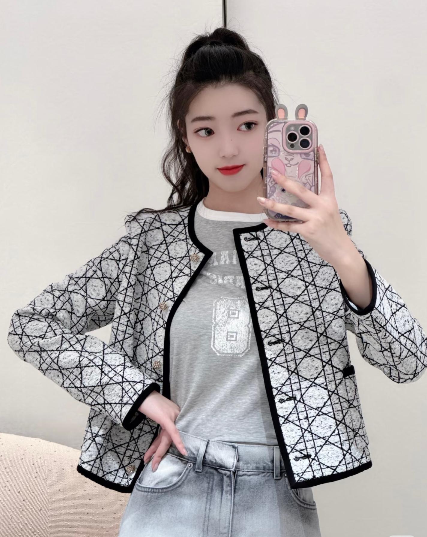 Жакет женский в стиле Christian Dior укороченный с логотипным узором и контрастной отделкой