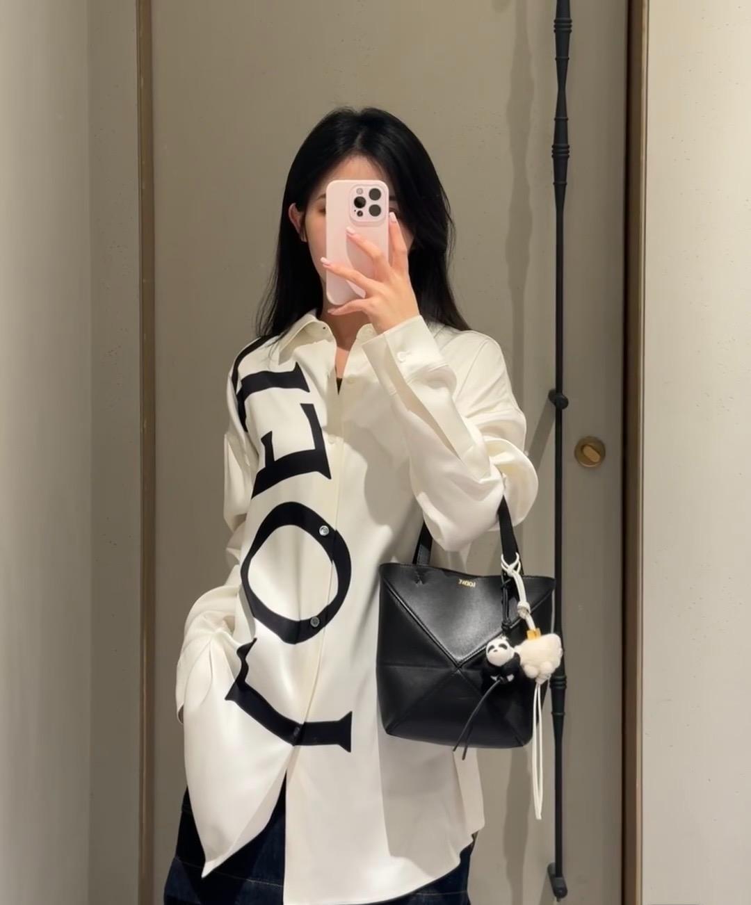 Рубашка унисекс в стиле Loewe белого цвета с логотипом 