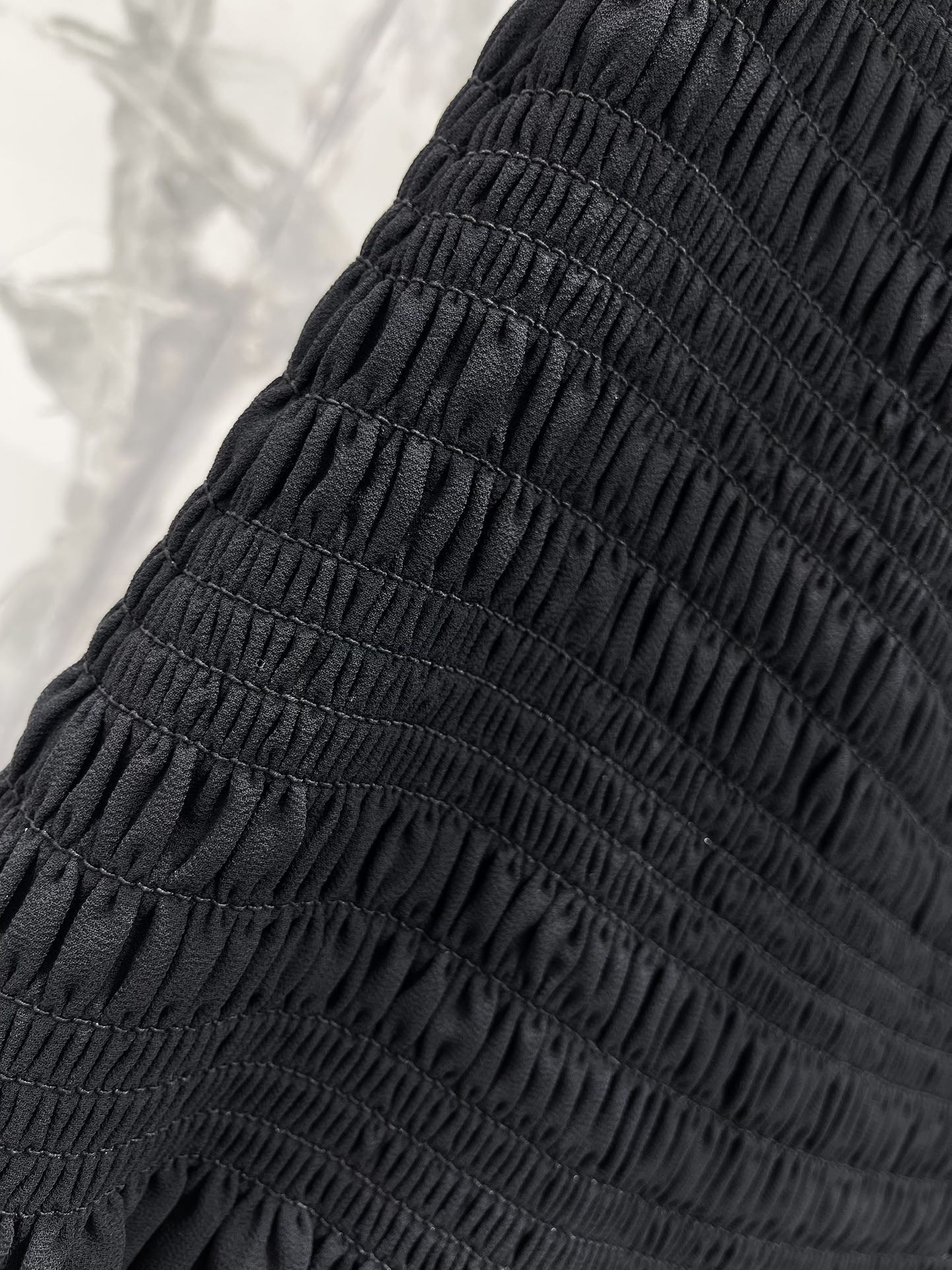 Юбка женская в стиле Saint Laurent чёрного цвета с рельефной отделкой и оборкой