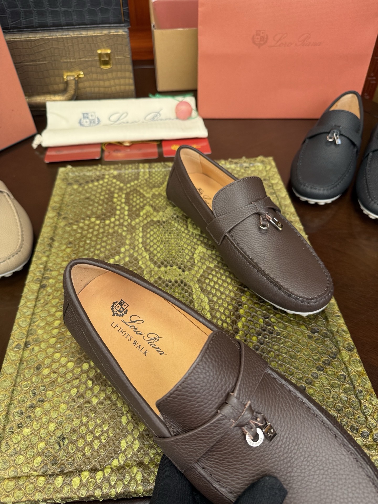 Мокасины мужские Loro Piana из натуральной кожи коричневого цвета
