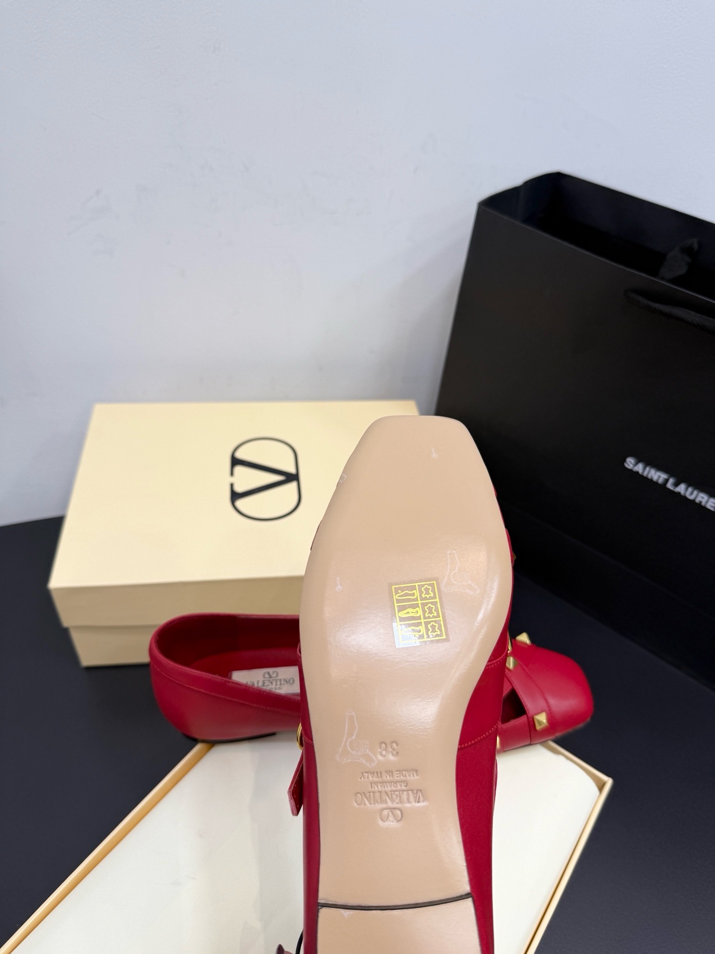 Туфли женские в стиле Valentino Garavani Rockstud с заклёпками красного цвета