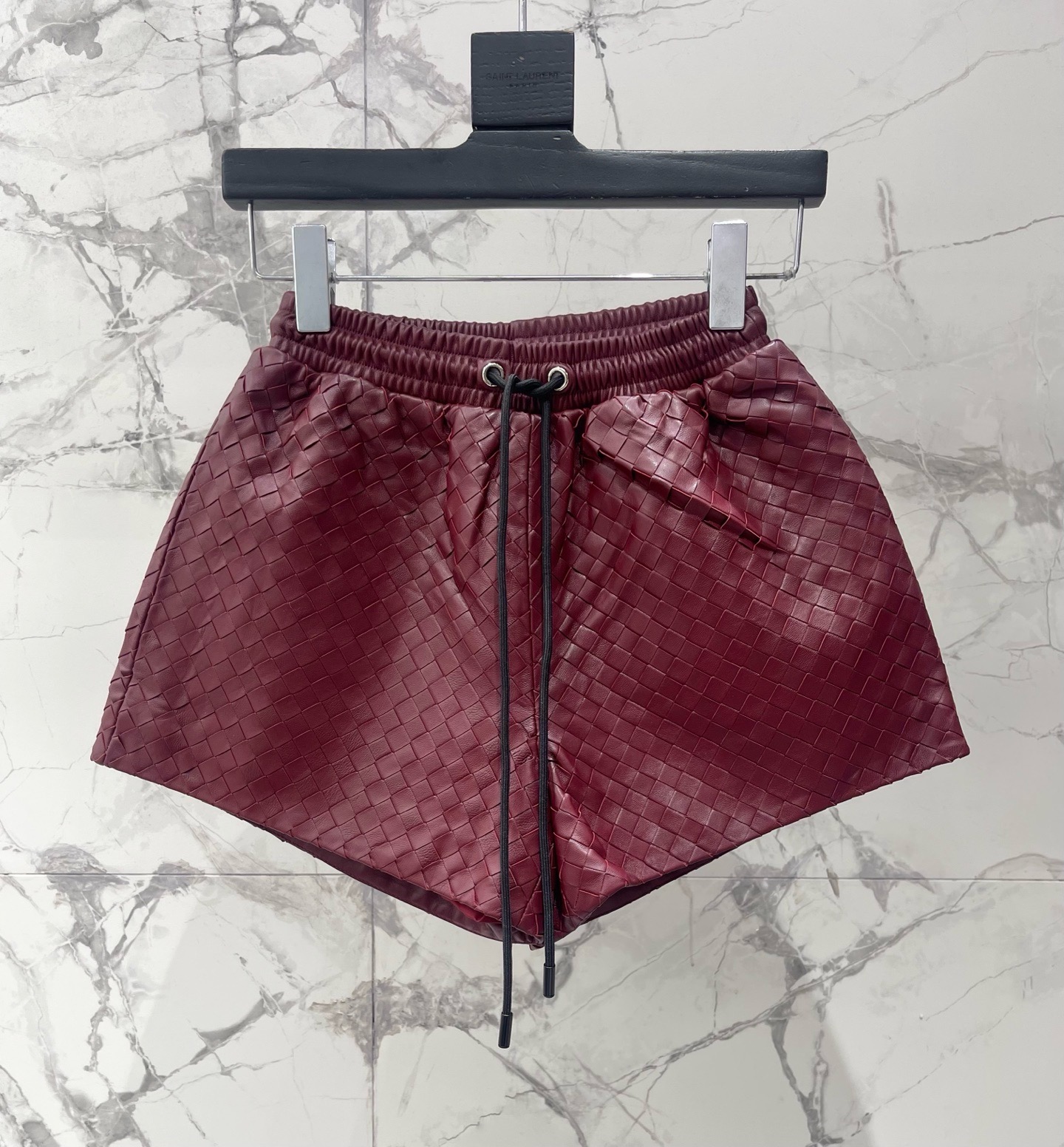 Шорты женские Bottega Veneta бордового цвета с плетением Intrecciato