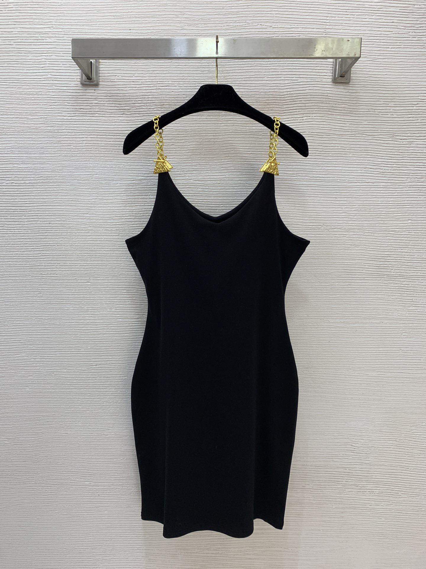 Платье женское в стиле Schiaparelli белого цвета на бретелях с декоративными цепочками