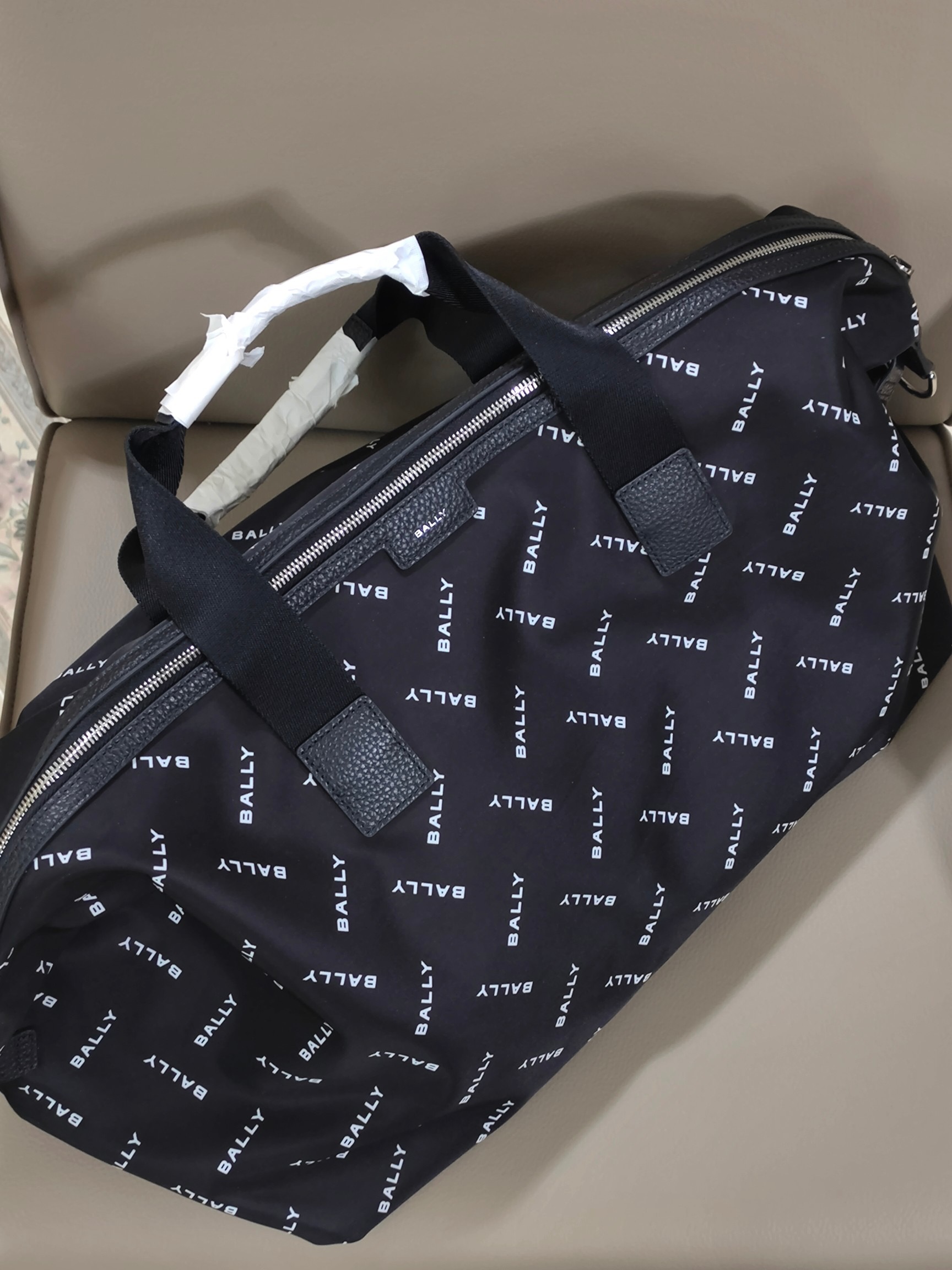 Дорожная сумка унисекс в стиле Bally из водоотталкивающего текстиля с кожаными элементами чёрного цвета