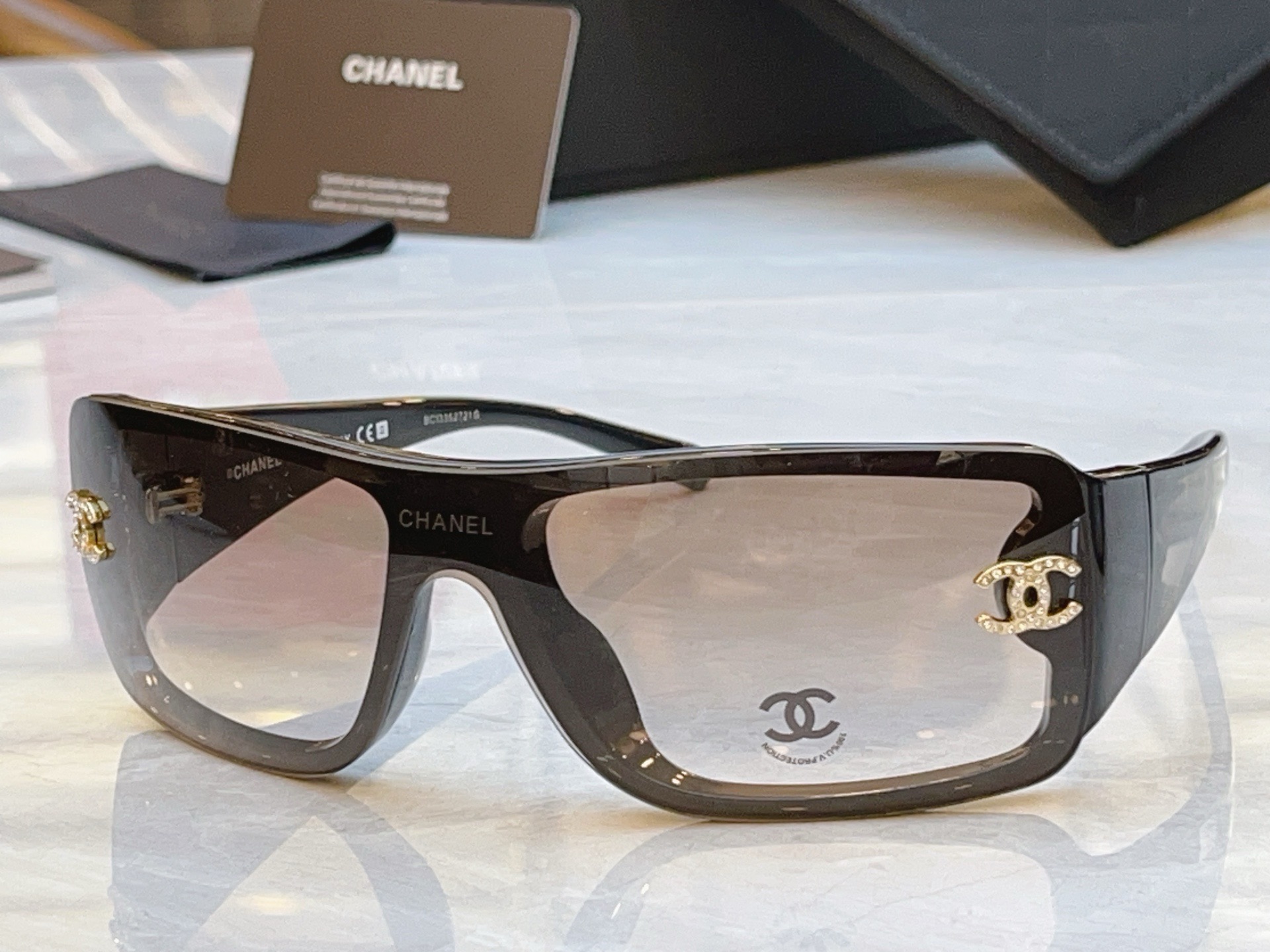 Очки солнцезащитные женские в стиле Chanel прямоугольной формы в массивной оправе