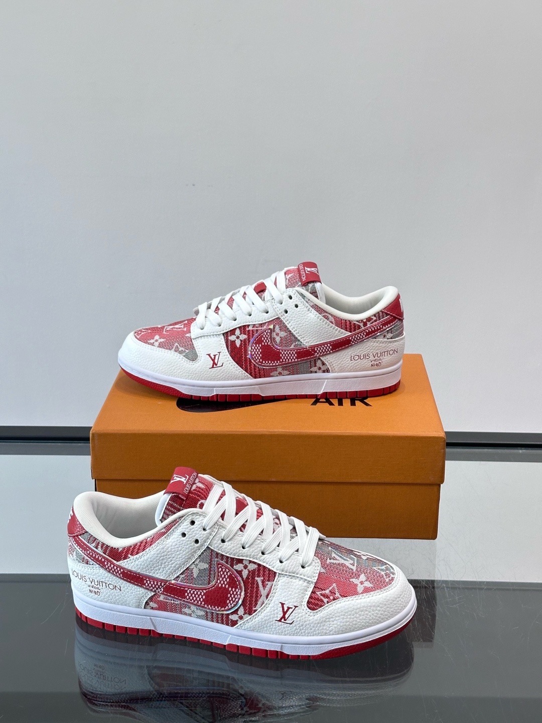 Кроссовки мужские в стиле Louis Vuitton x Nike Dunk Low с принтом красного и белого цвета