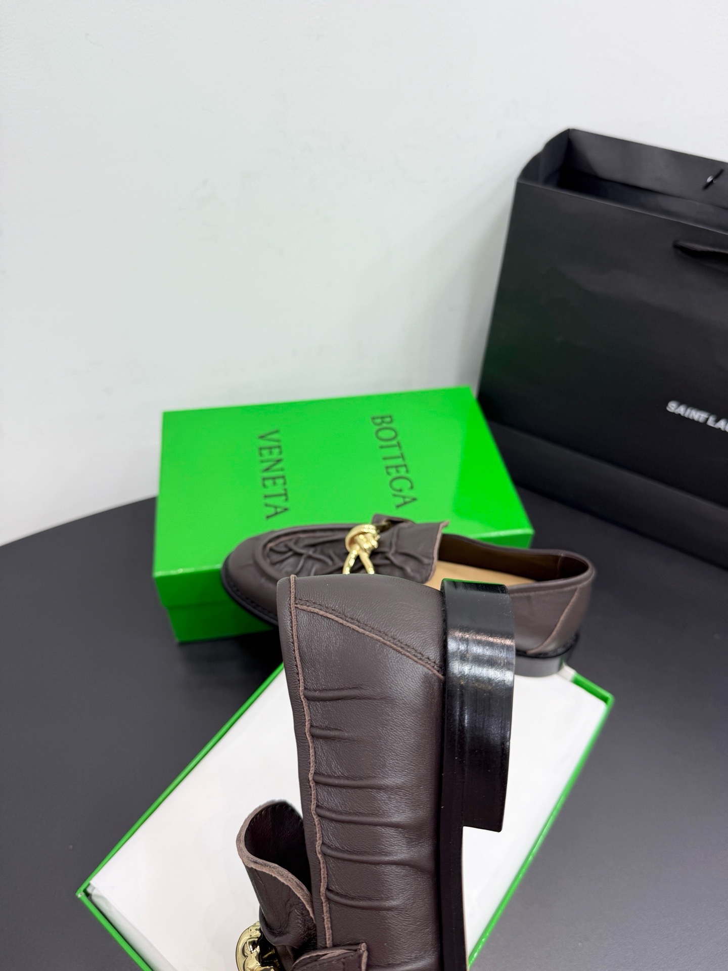 Лоферы женские Bottega Veneta Astaire с металлическим декором коричневого цвета