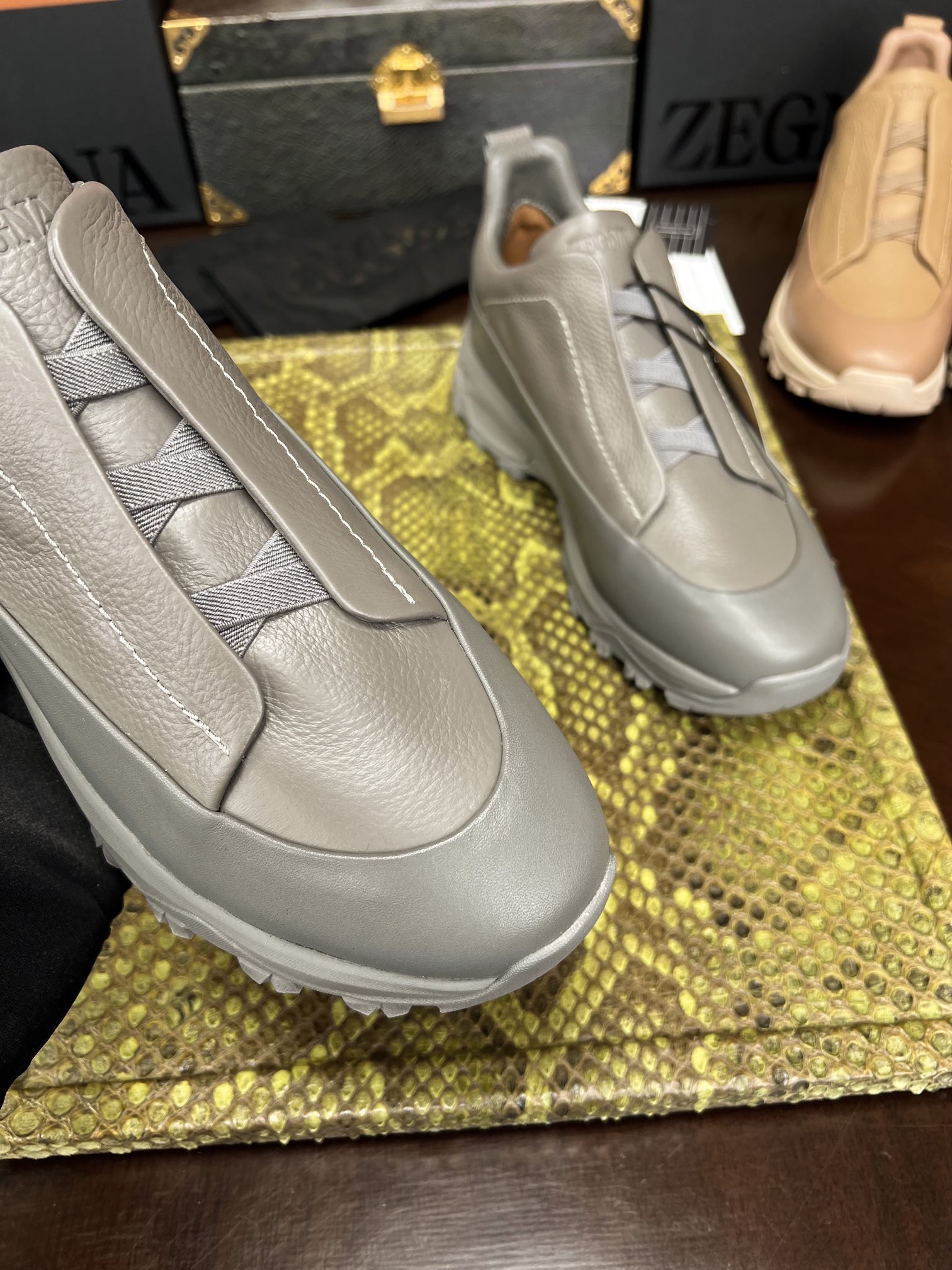 Кроссовки мужские в стиле Zegna Triple Stitch из натуральной кожи серого цвета