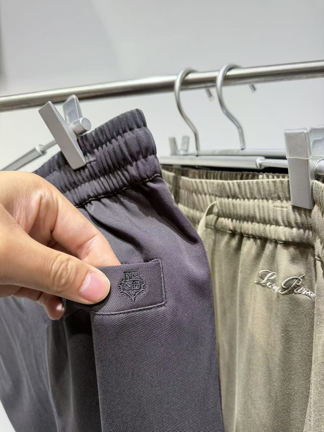 Брюки мужские в стиле Loro Piana из хлопка чёрного цвета с эластичным поясом