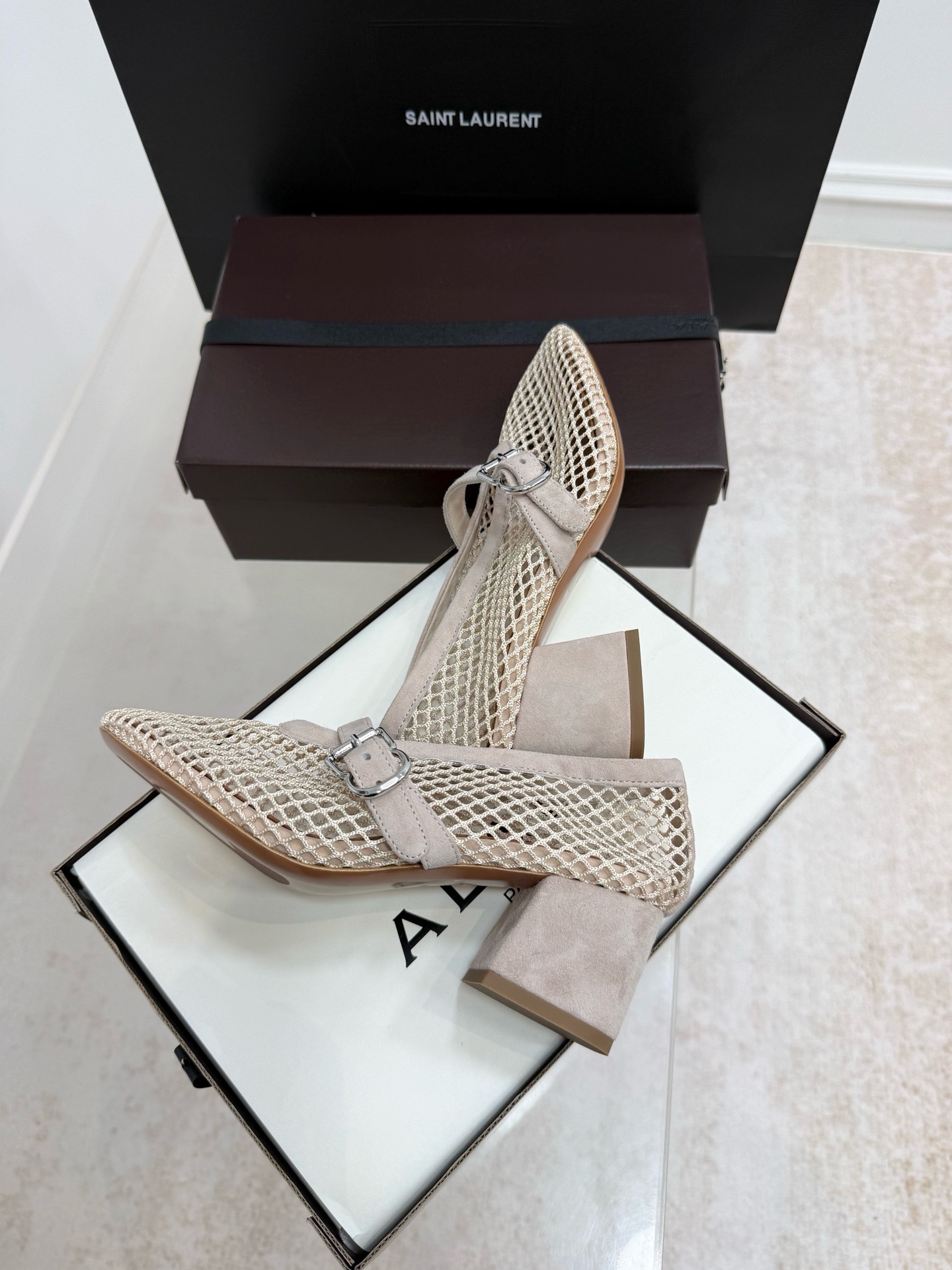 Туфли женские Alaïa бежевого цвета