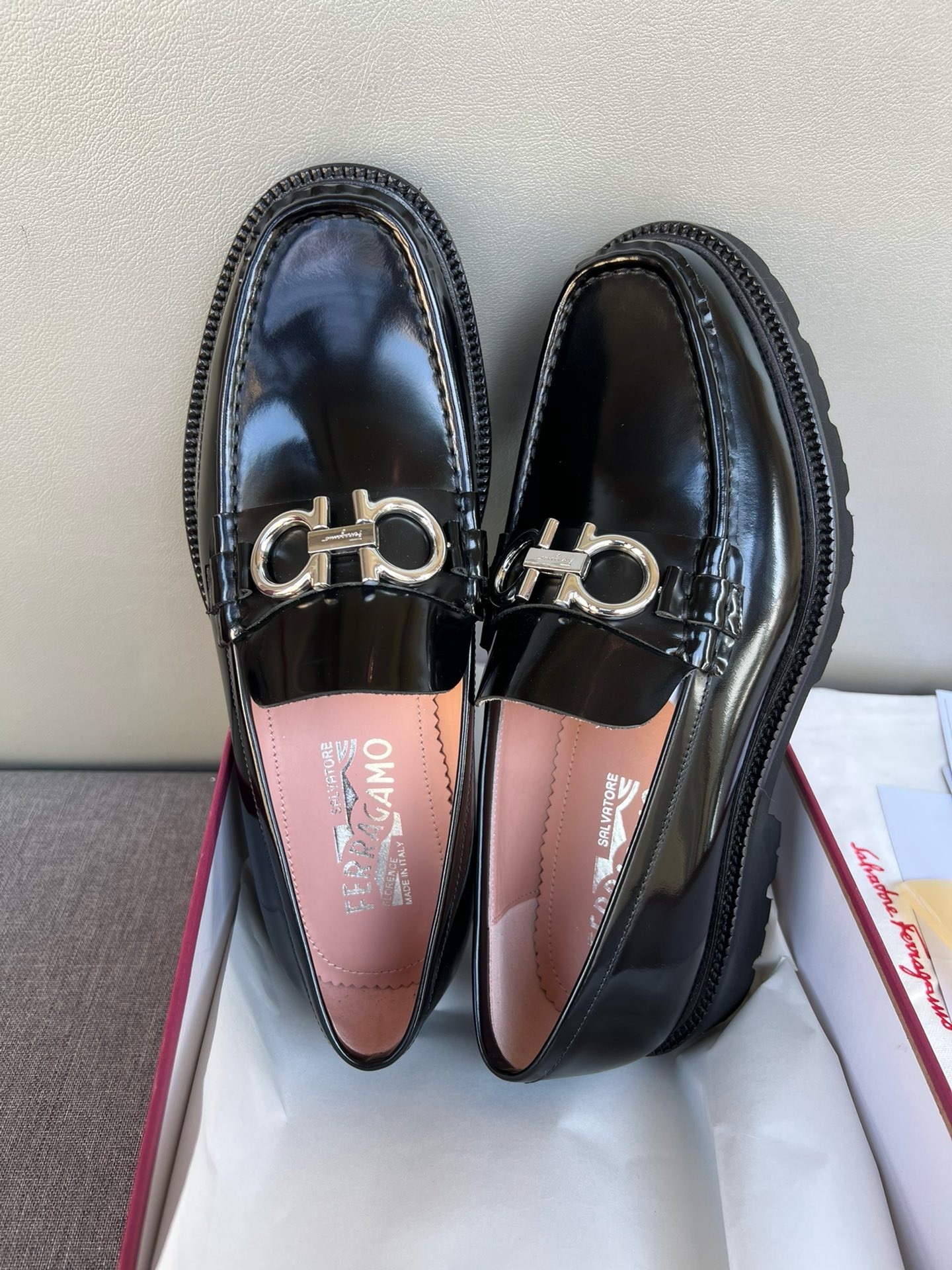 Лоферы мужские в стиле Salvatore Ferragamo из натуральной кожи черного цвета