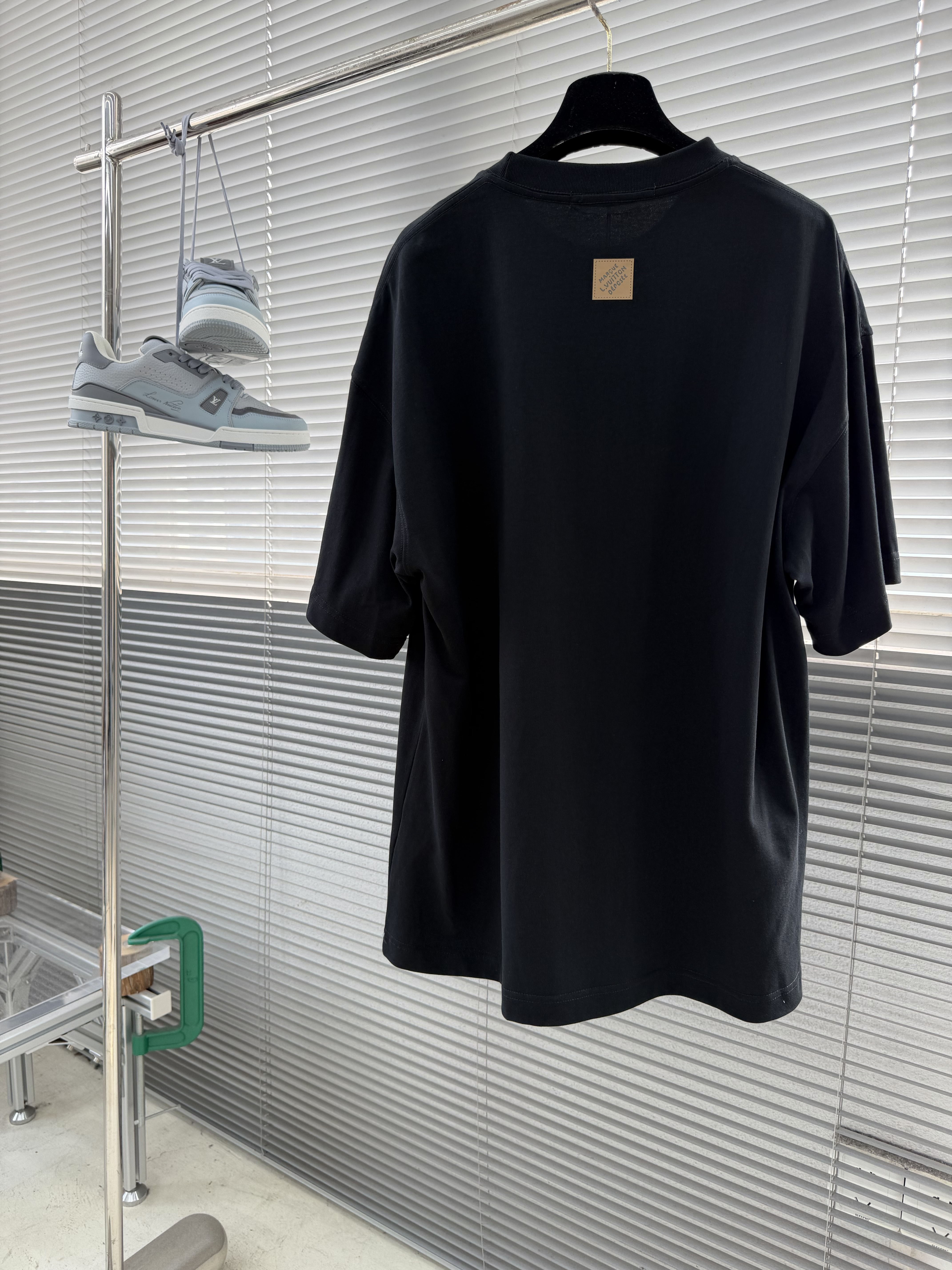 Футболка мужская в стиле Louis Vuitton 1854 из хлопка чёрного цвета с принтом логотипа