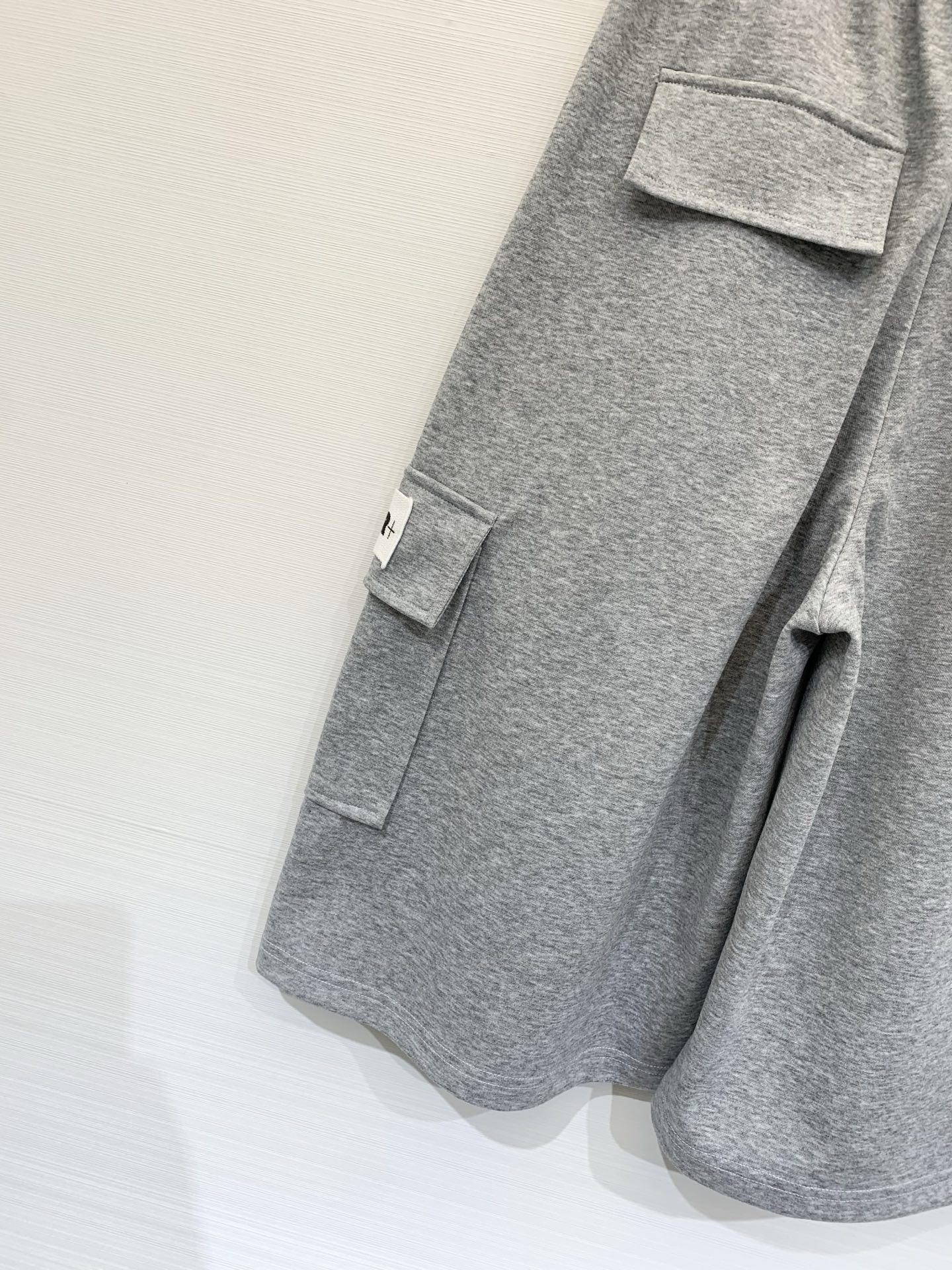 Шорты женские в стиле Jil Sander серого цвета с накладными карманами