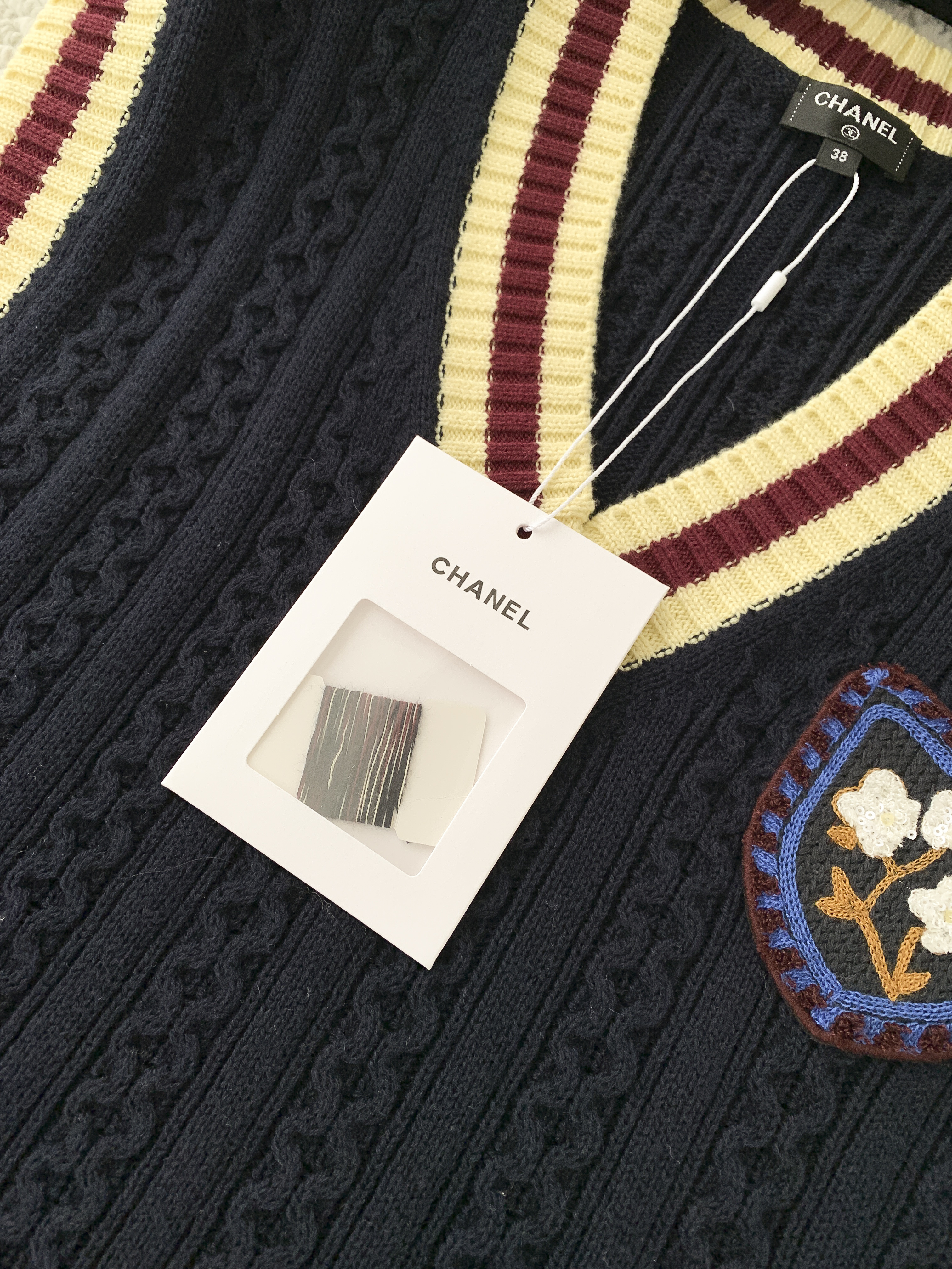 Жилет женский в стиле Chanel тёмно-синего цвета с контрастной отделкой