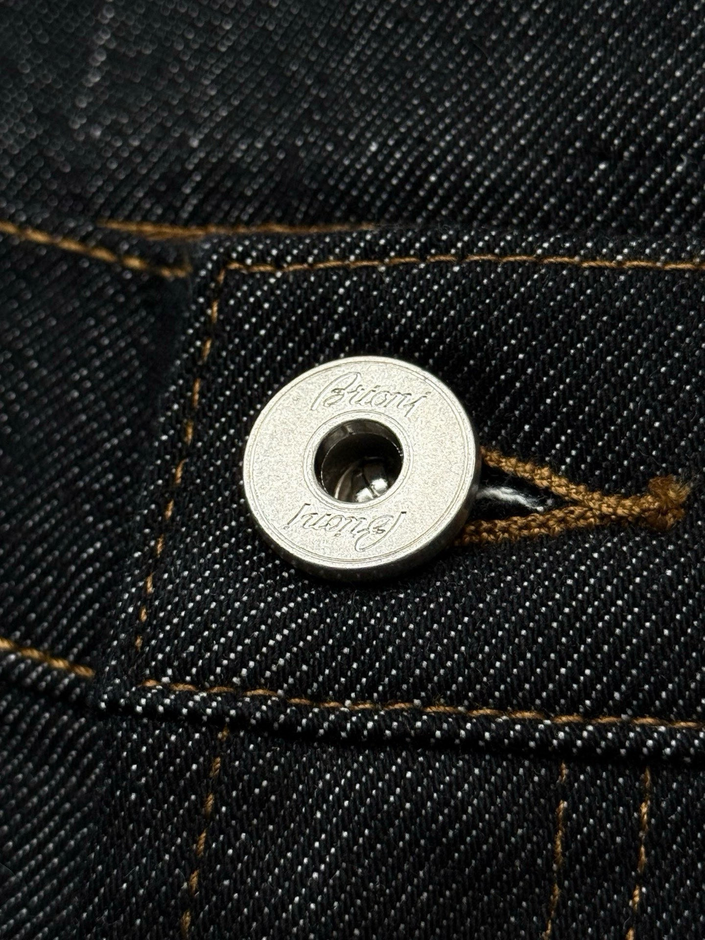 Джинсы мужские в стиле Brioni Bri из плотного хлопкового денима тёмно-синего цвета