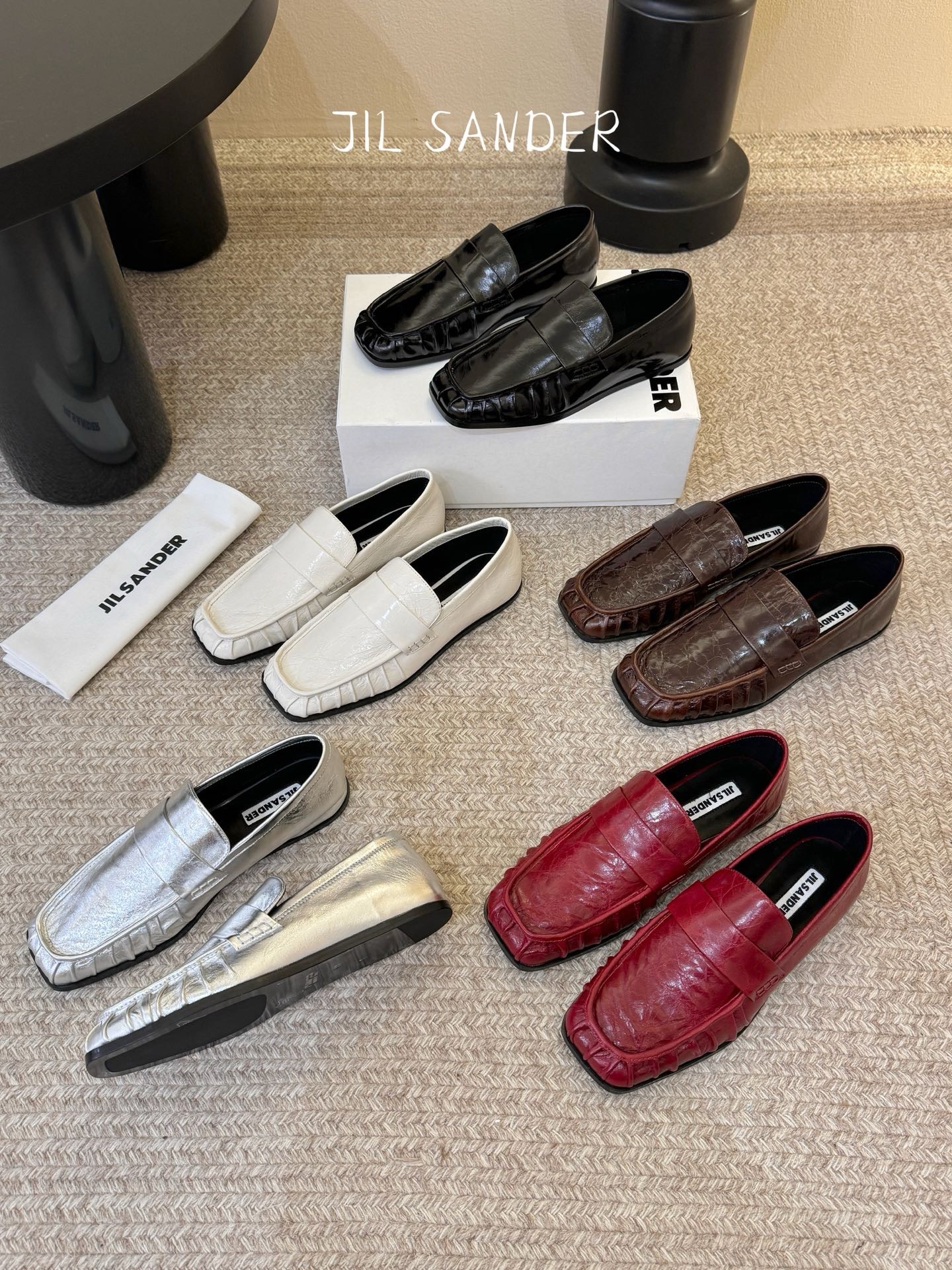 Лоферы женские в стиле Jil Sander серебристого цвета