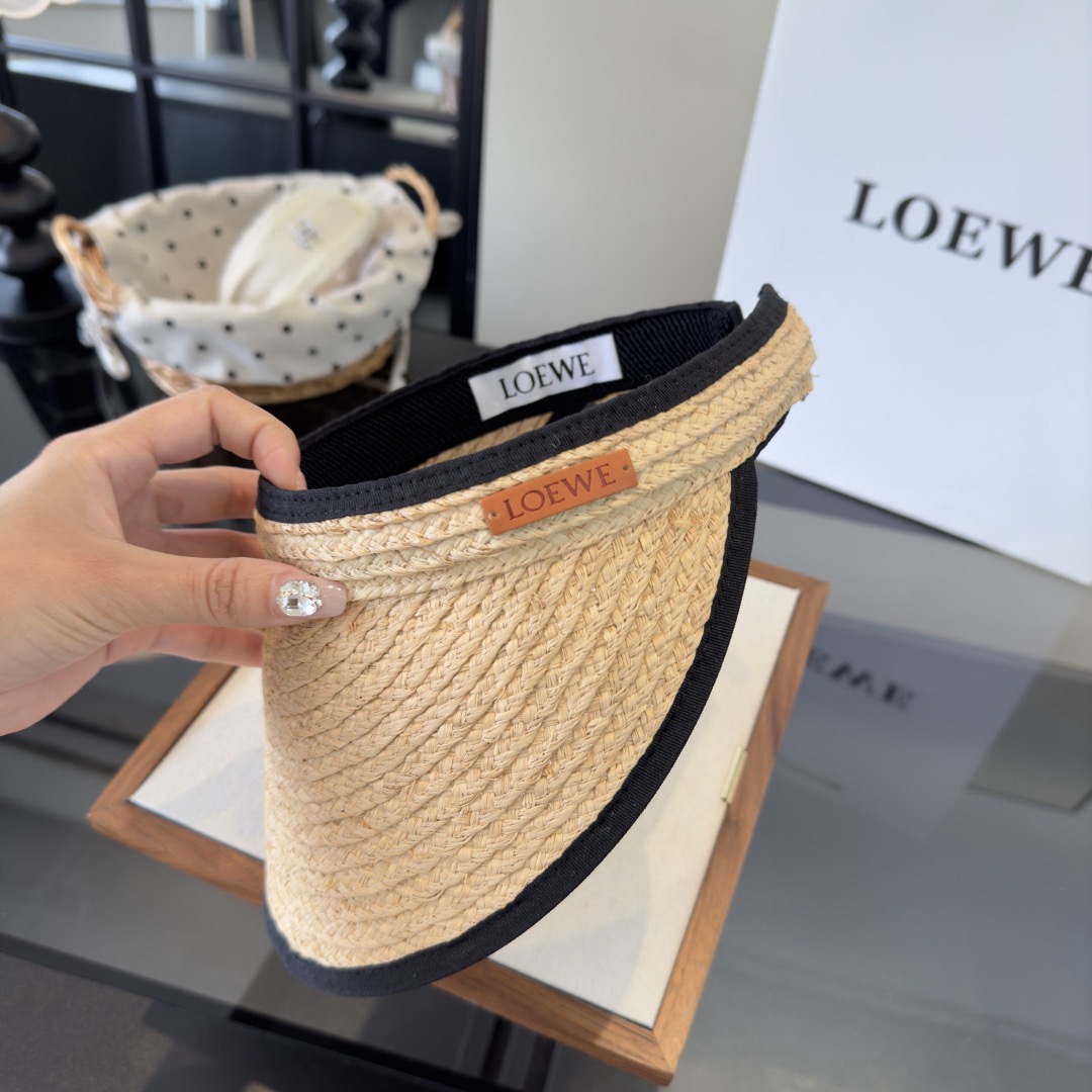 Козырёк женский в стиле Loewe бежевого цвета