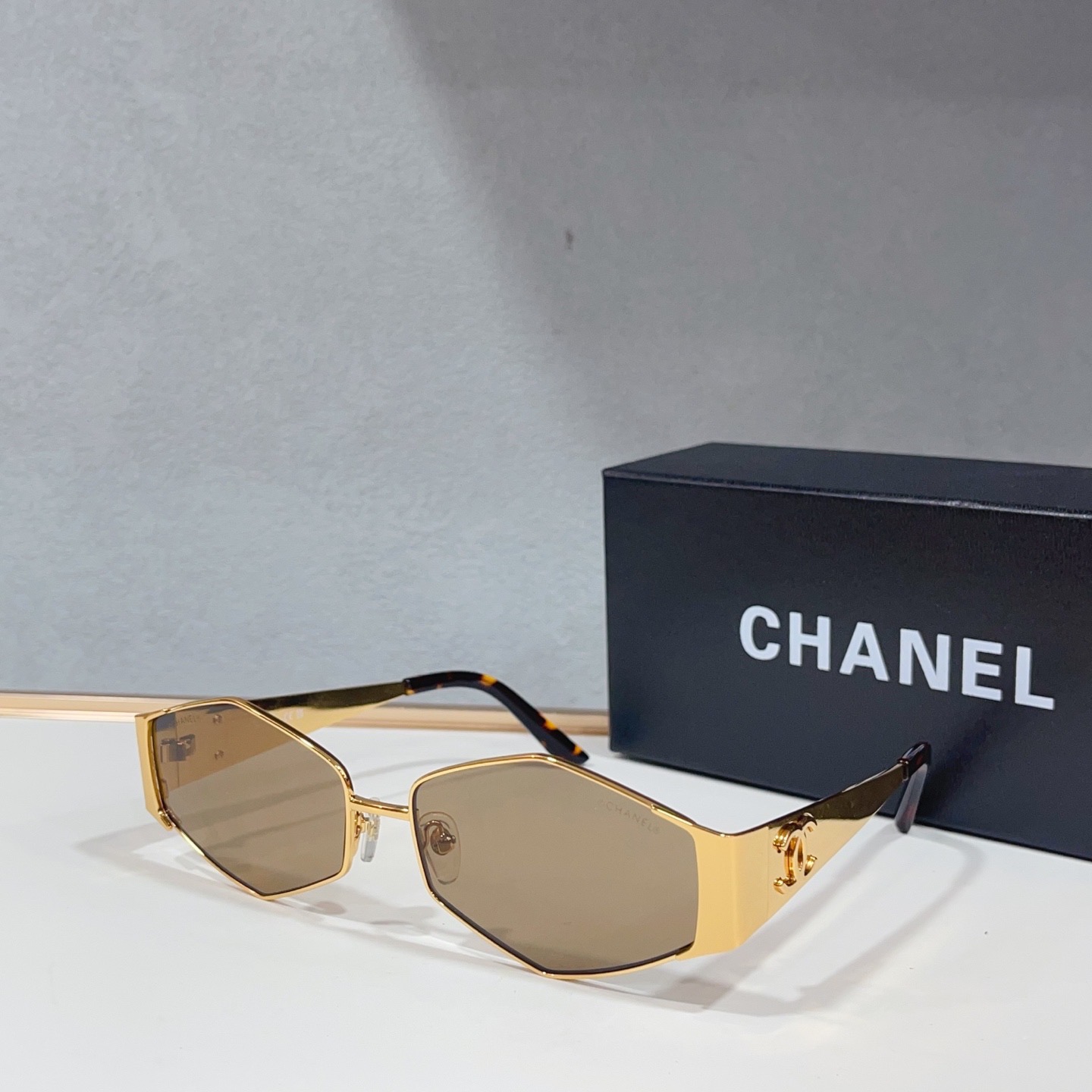 Очки солнцезащитные женские в стиле Chanel