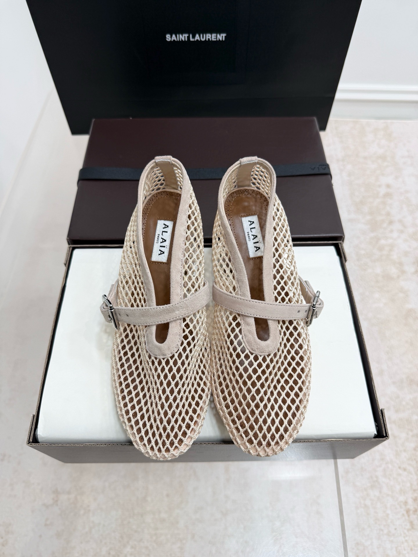 Туфли женские Alaïa бежевого цвета