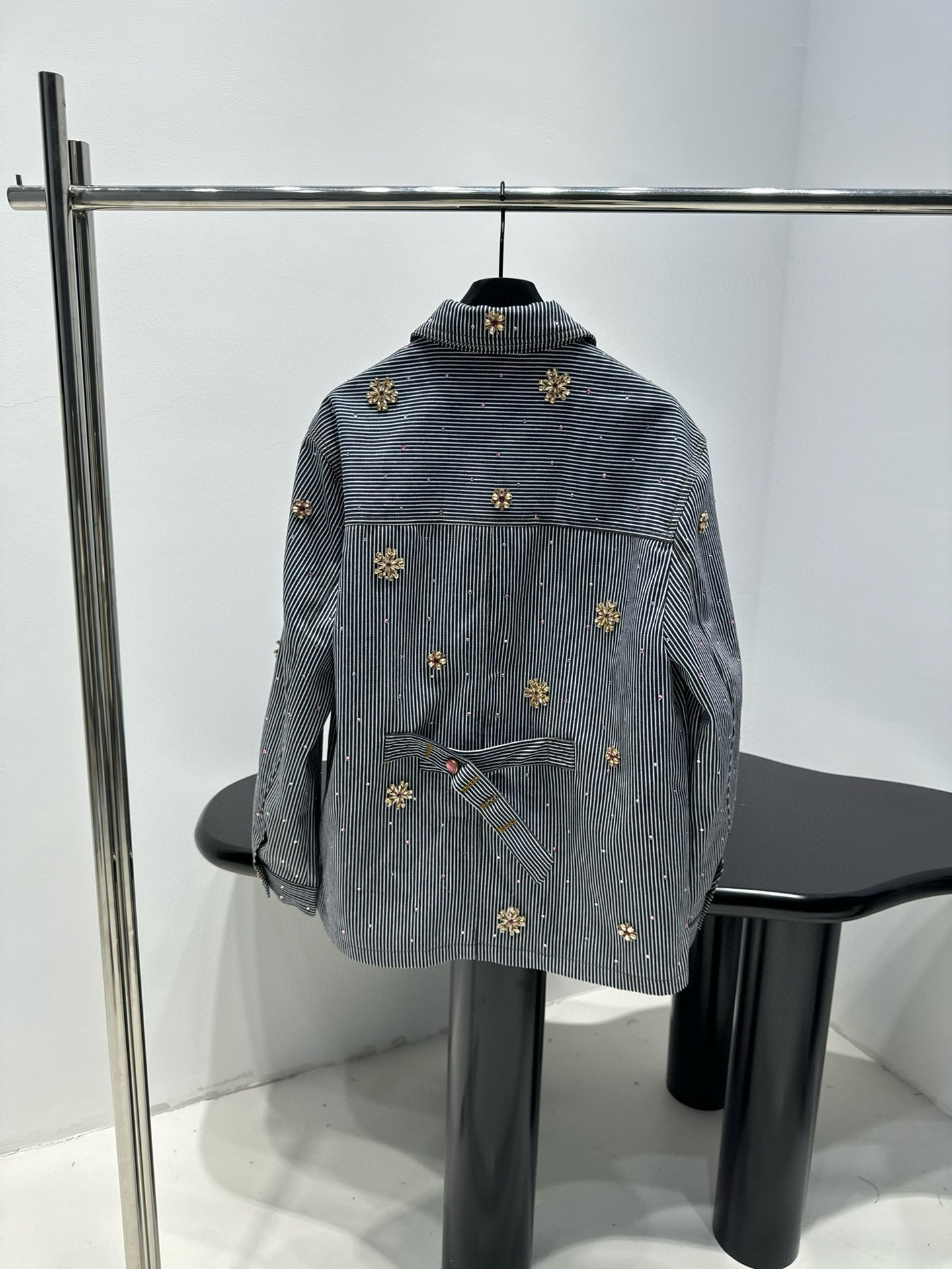 Жакет женский в стиле Loewe из хлопковой ткани серого цвета с полоской и декоративной вышивкой