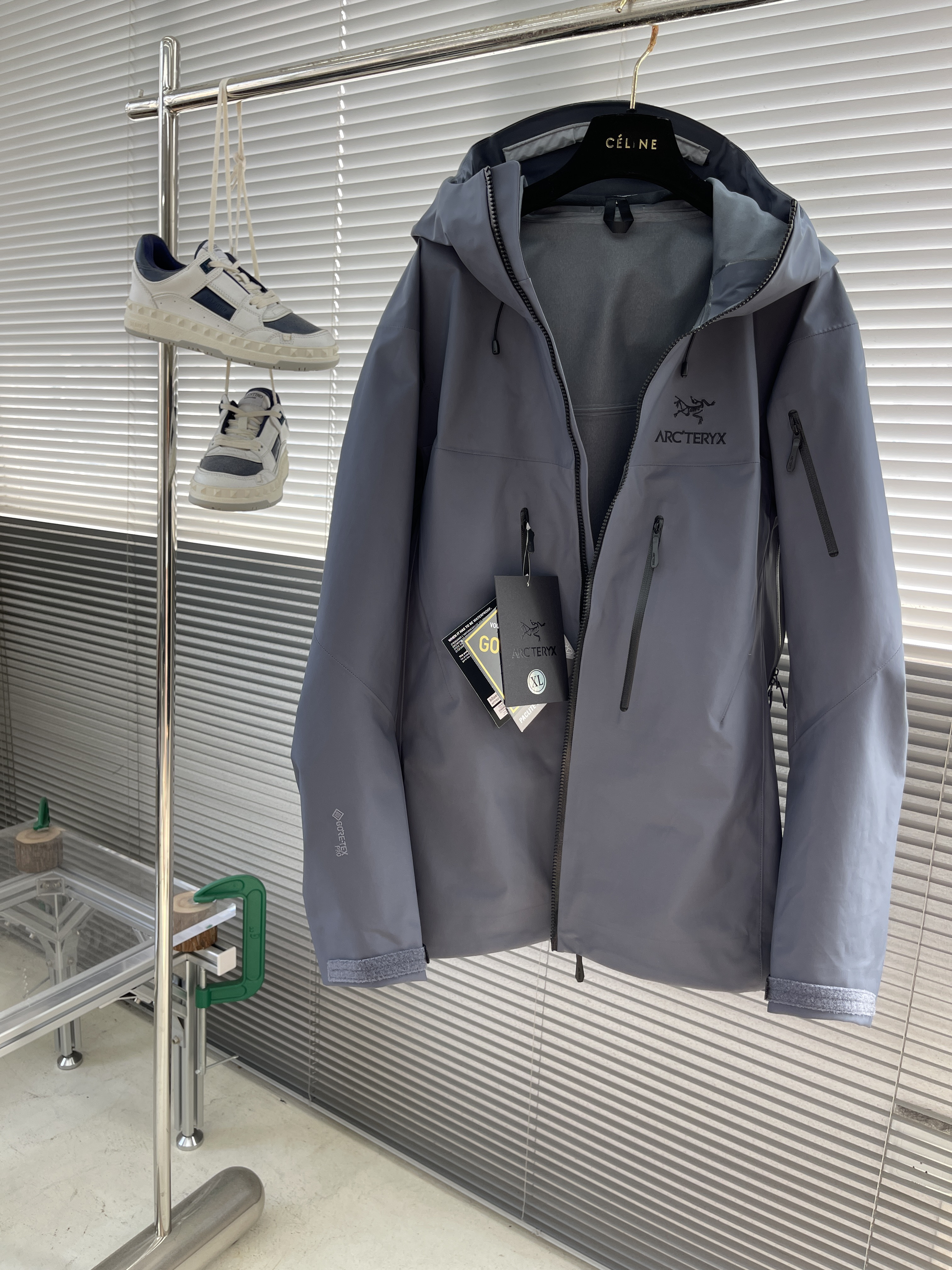 Куртка унисекс в стиле Arc'teryx Alpha SV с капюшоном серого цвета