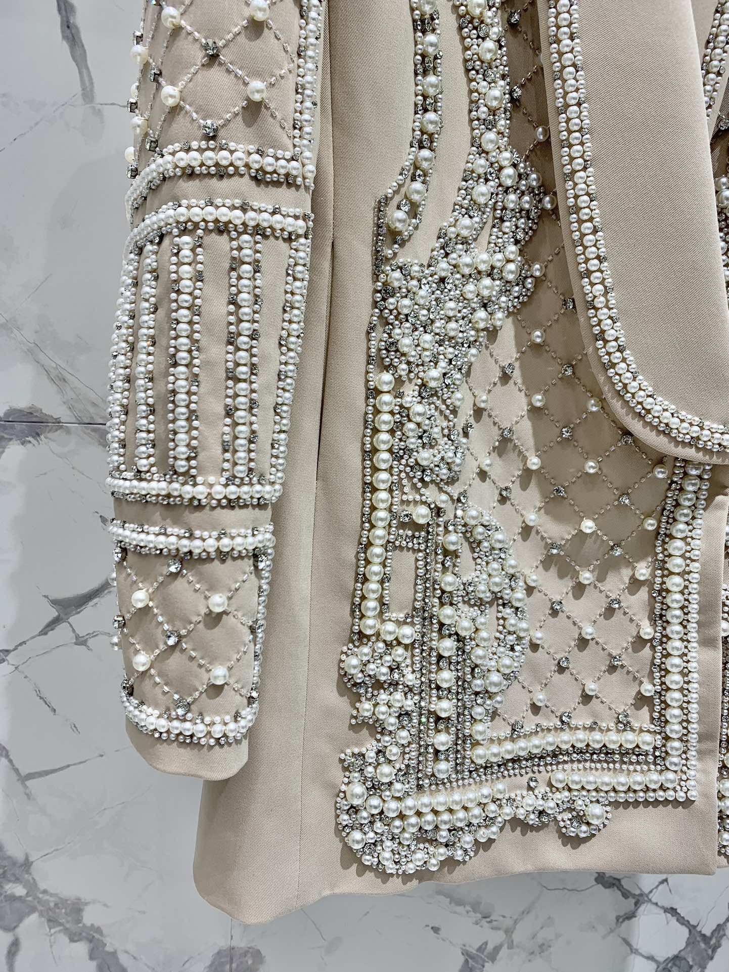 Жакет женский в стиле Balmain из плотной костюмной ткани бежевого цвета с ручной жемчужной вышивкой