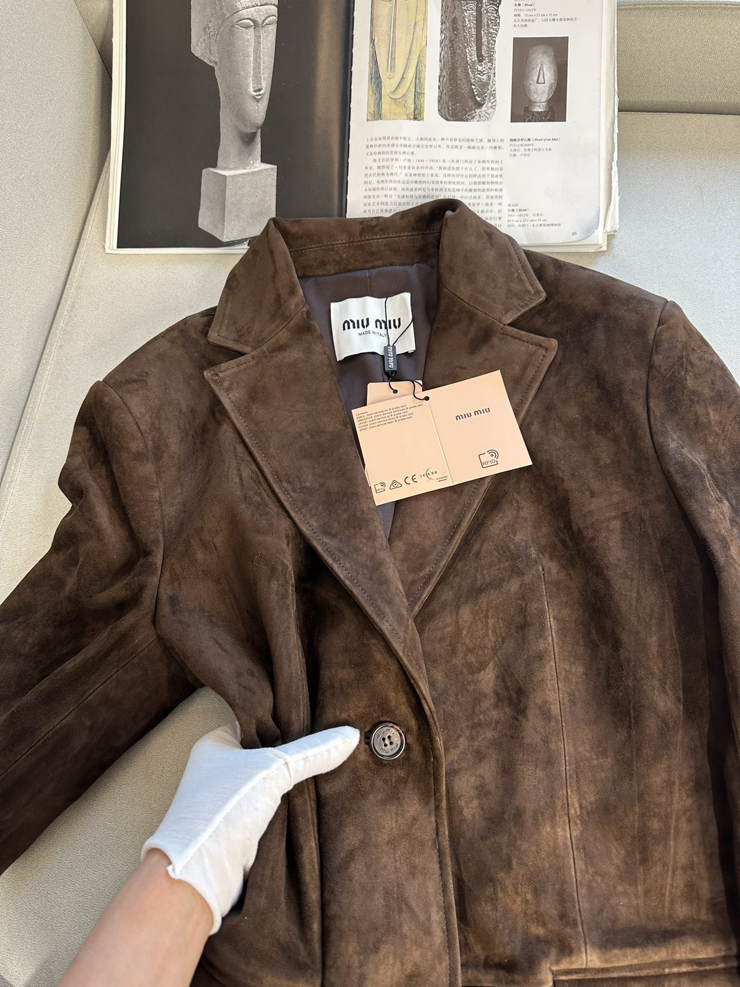 Куртка женская в стиле Miu Miu из натуральной замши коричневого цвета с классическим кроем