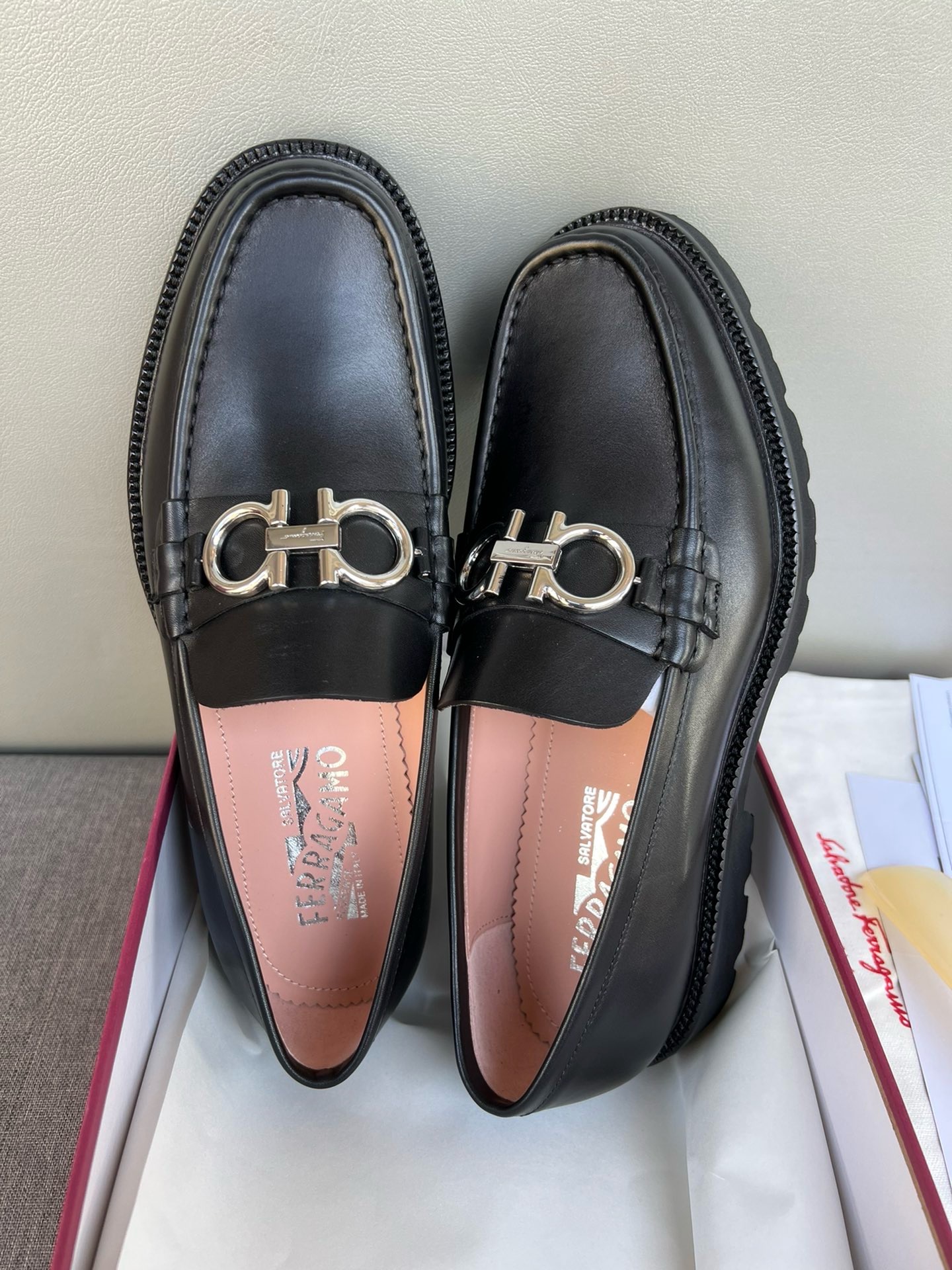 Лоферы мужские в стиле Salvatore Ferragamo из натуральной кожи черного цвета