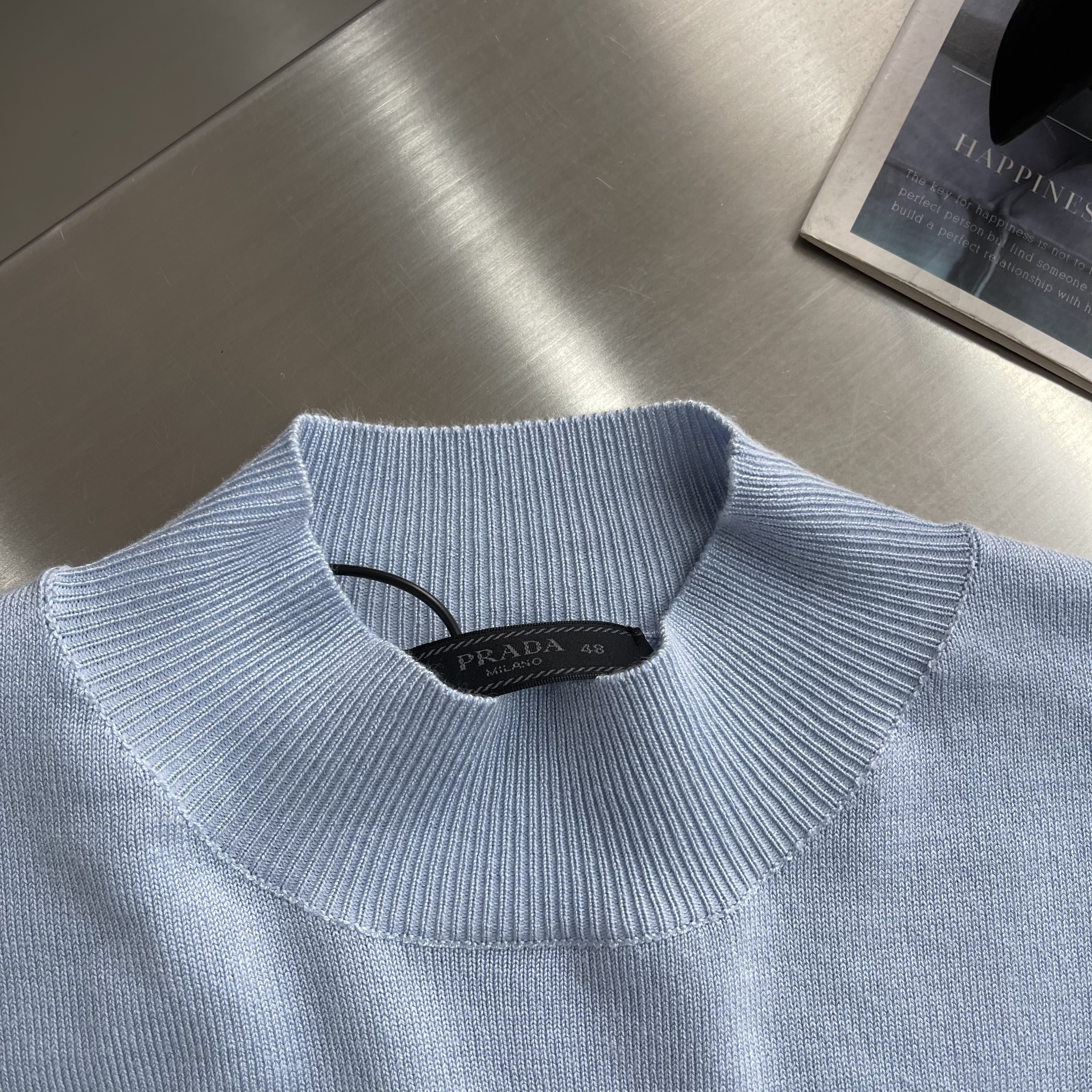 Футболка мужская в стиле Prada с логотипом на рукаве