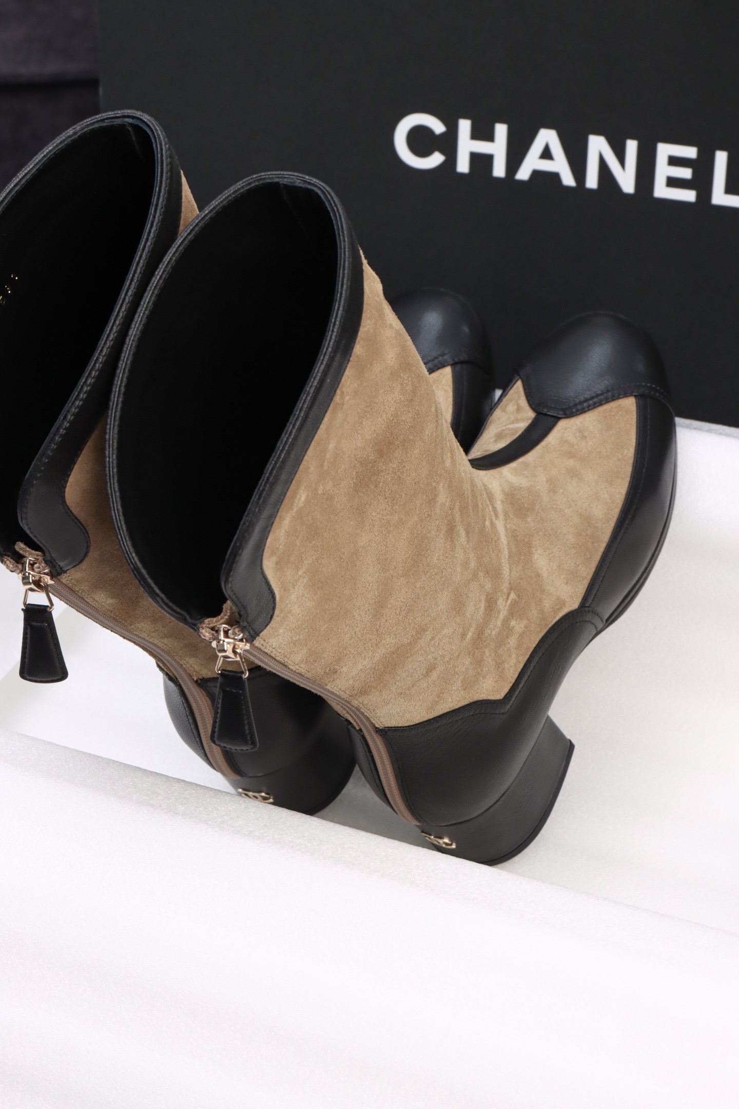 Сапоги женские Chanel Riding Boots бежево-чёрного цвета