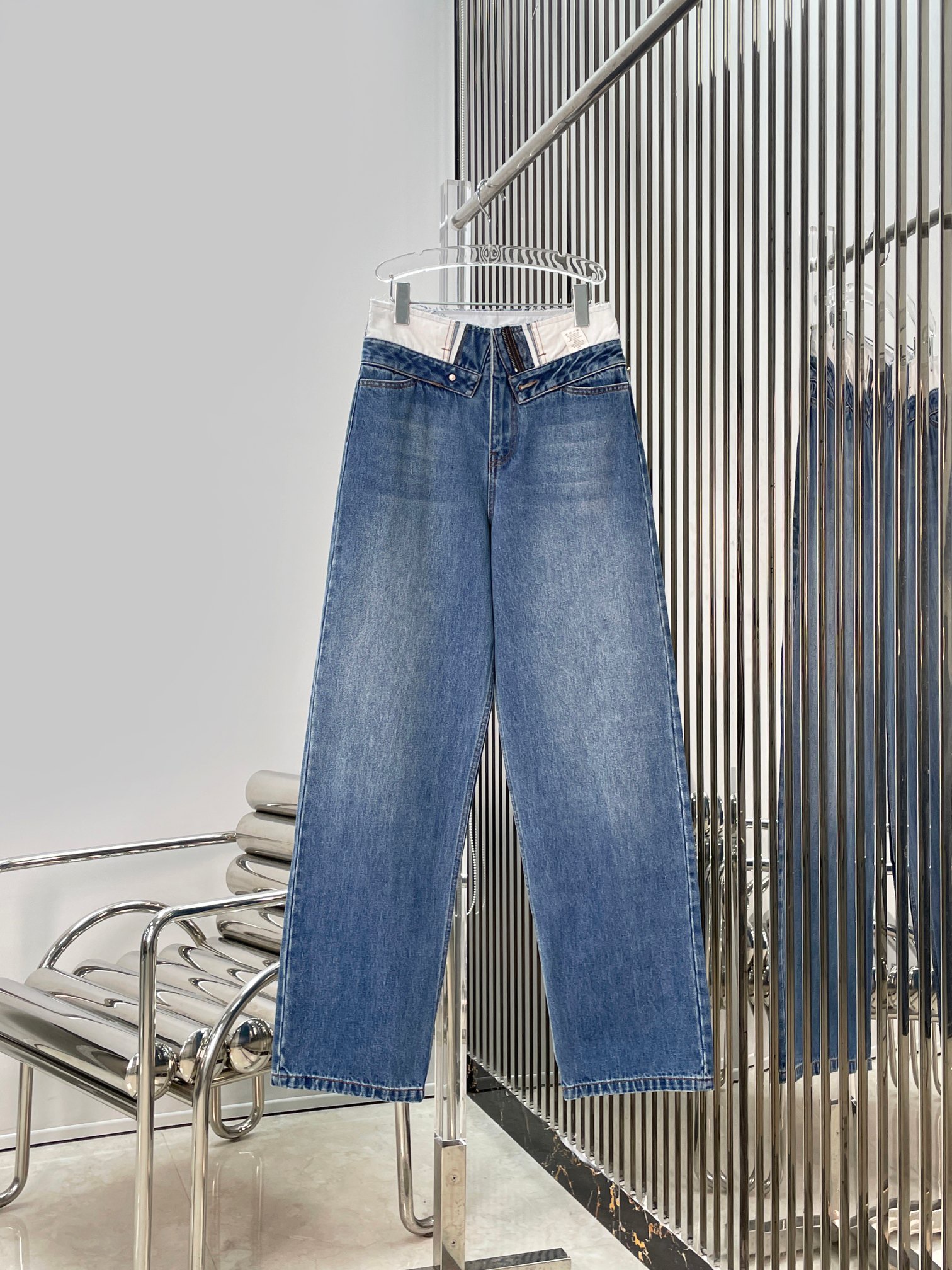 Джинсы женские в стиле Maison Margiela  из денима синего цвета с асимметричным поясом