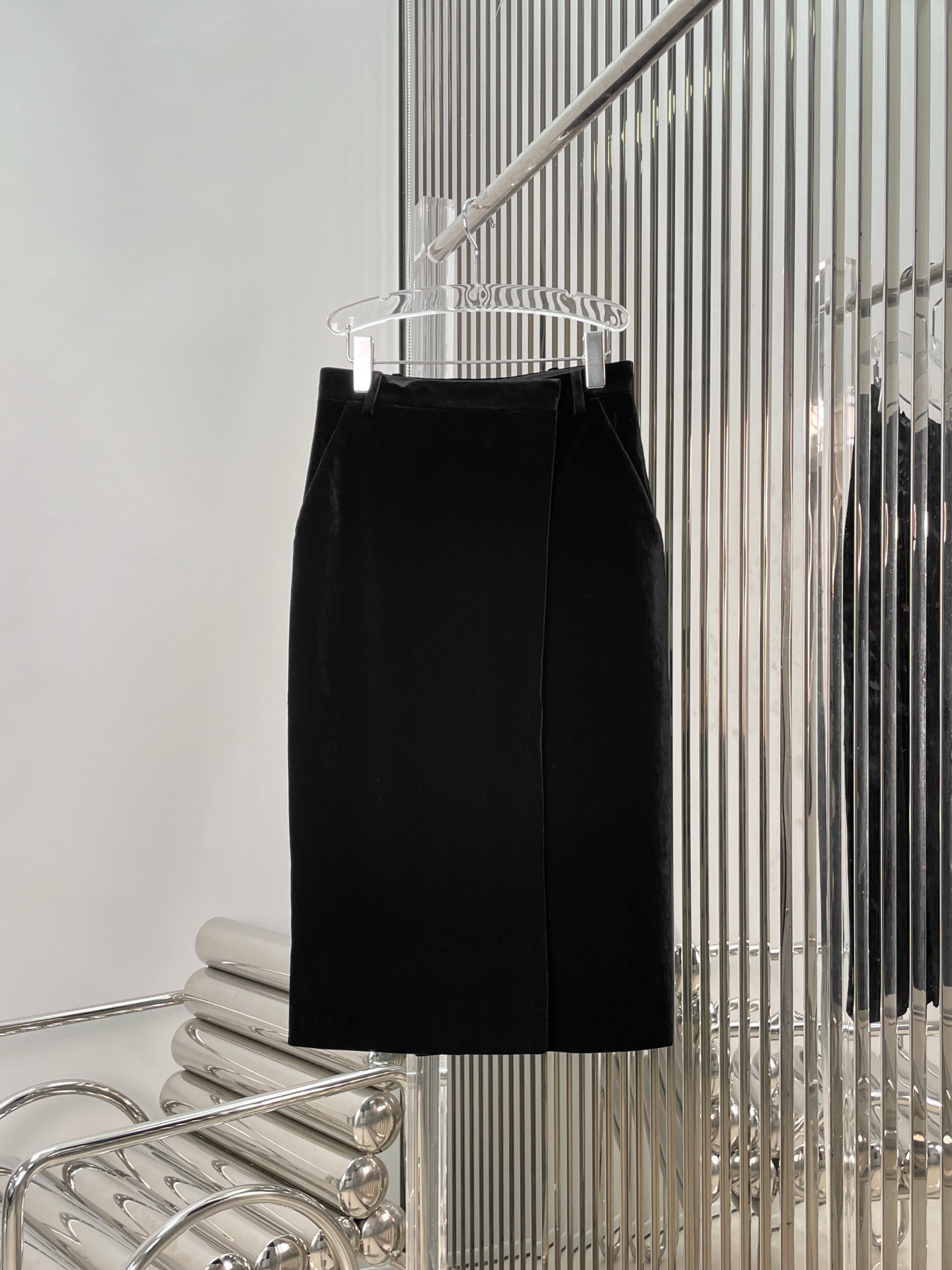 Юбка женская в стиле Yves Saint Laurent из бархата чёрного и бордового цвета с прямым силуэтом