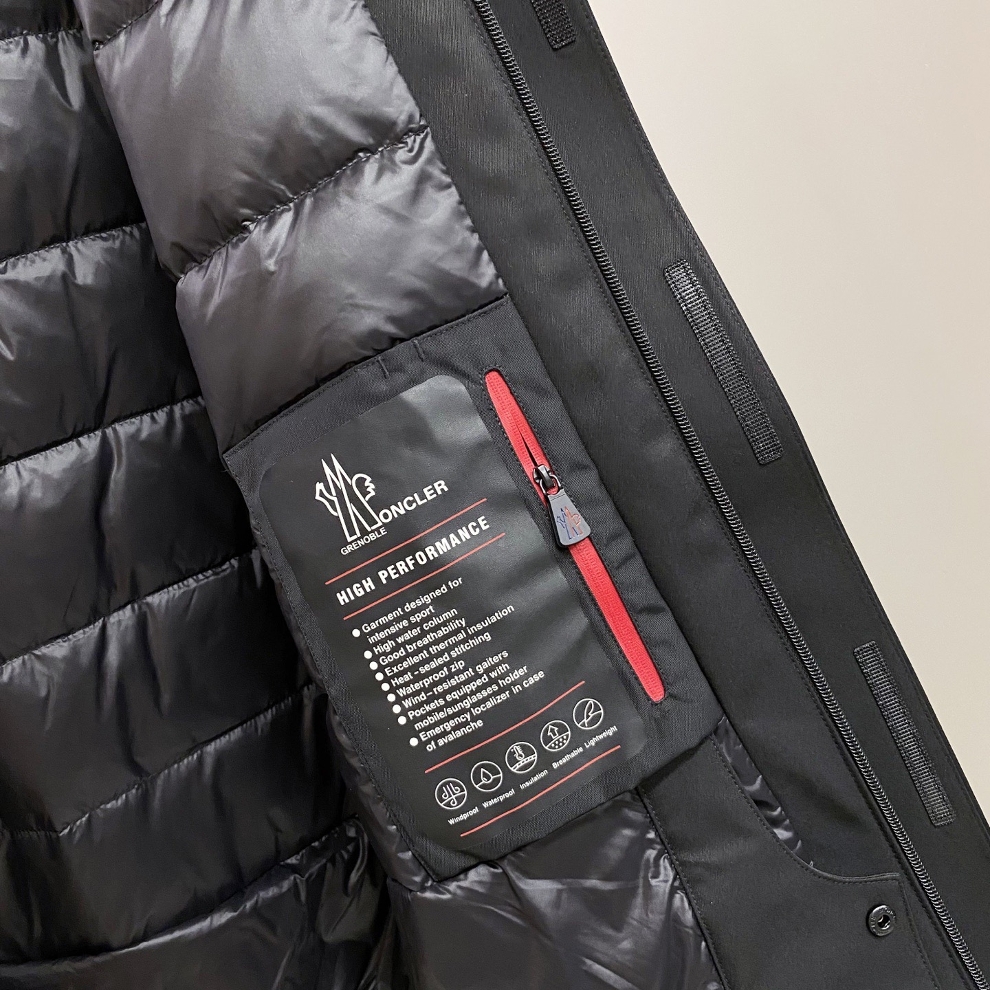 Куртка пуховая мужская Moncler Grenoble чёрного цвета с натуральным гусиным пухом и снегозащитной юбкой