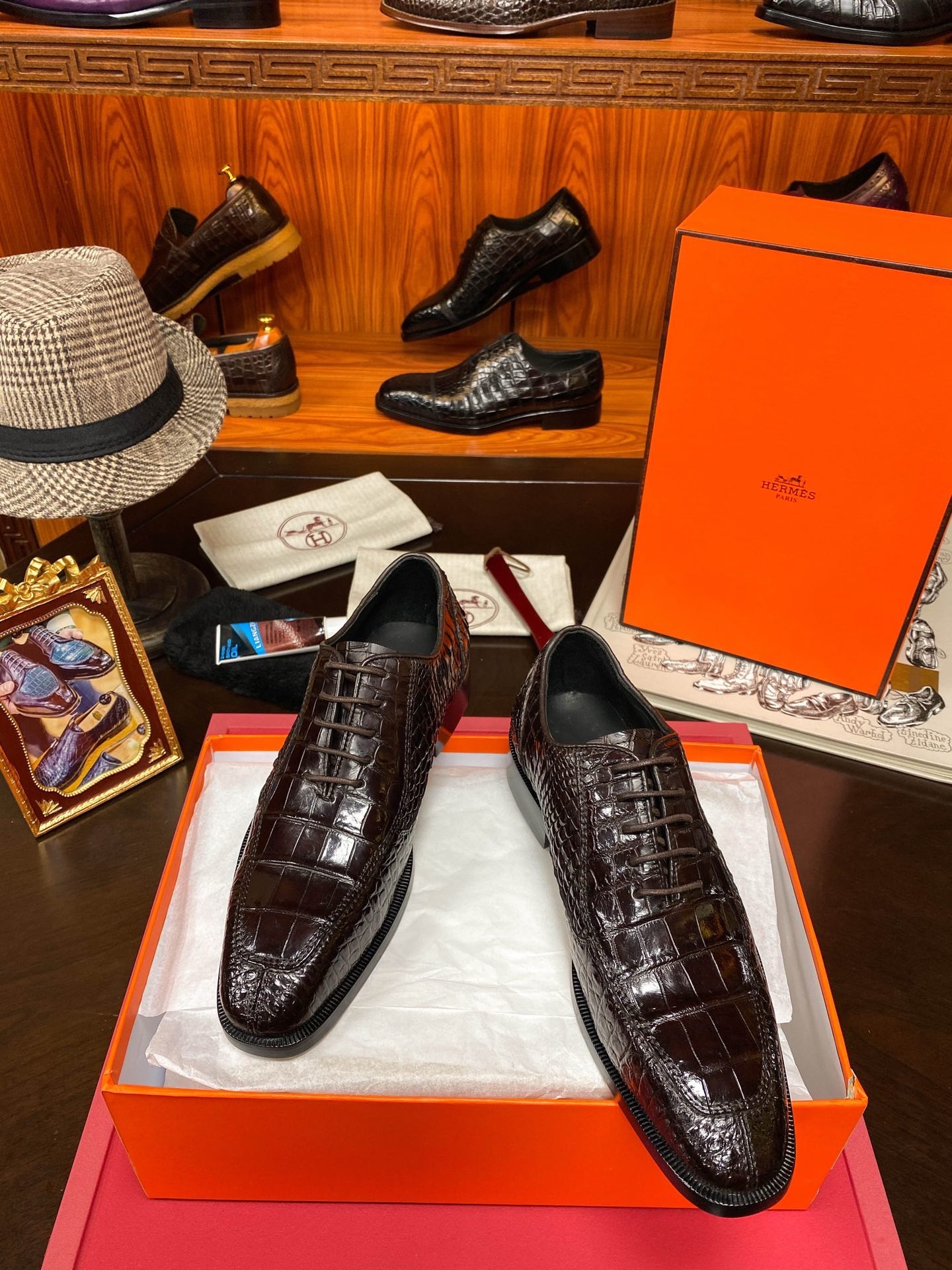 Туфли мужские Hermès из цельнокроеной кожи крокодила тёмно-коричневого цвета