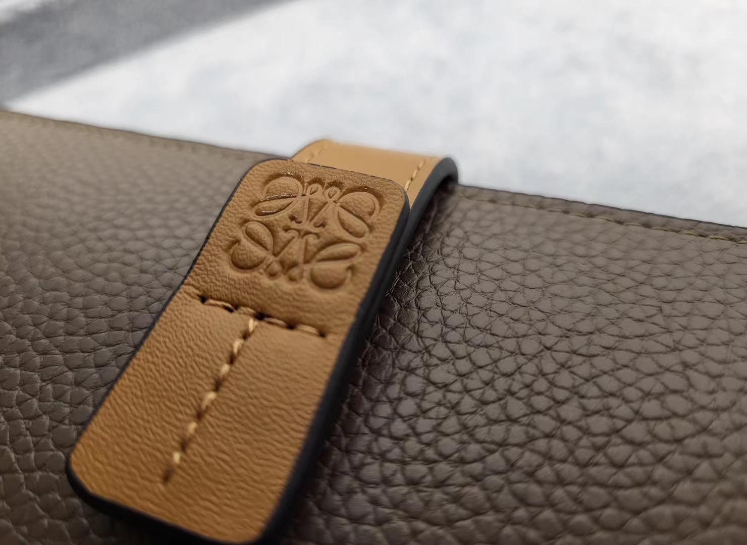 Кошелёк женский в стиле Loewe L1101 тауп цвета с бежевой вставкой