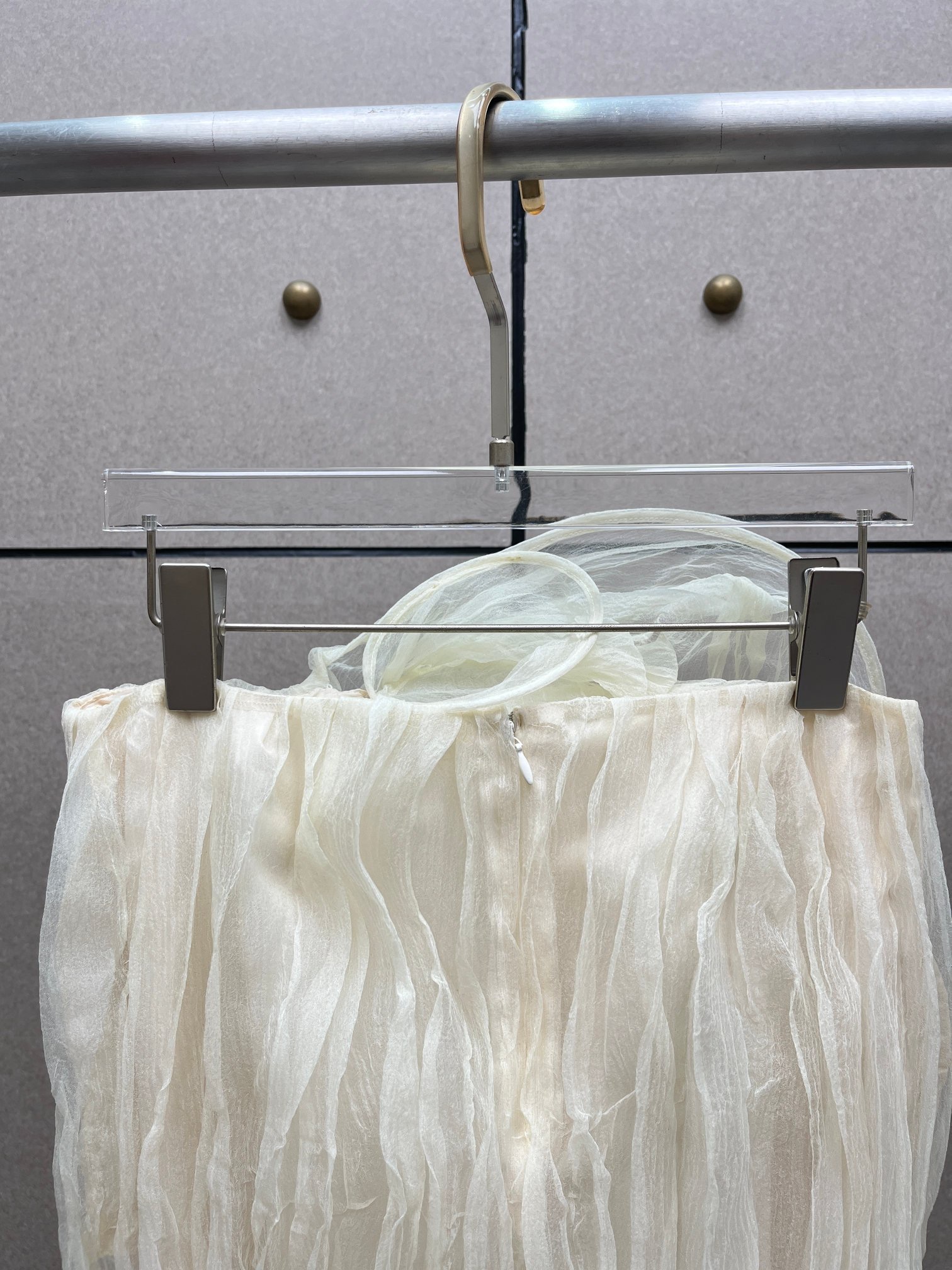 Комплект женский из органзы молочного цвета: топ с драпировкой и юбка миди с плиссировкой