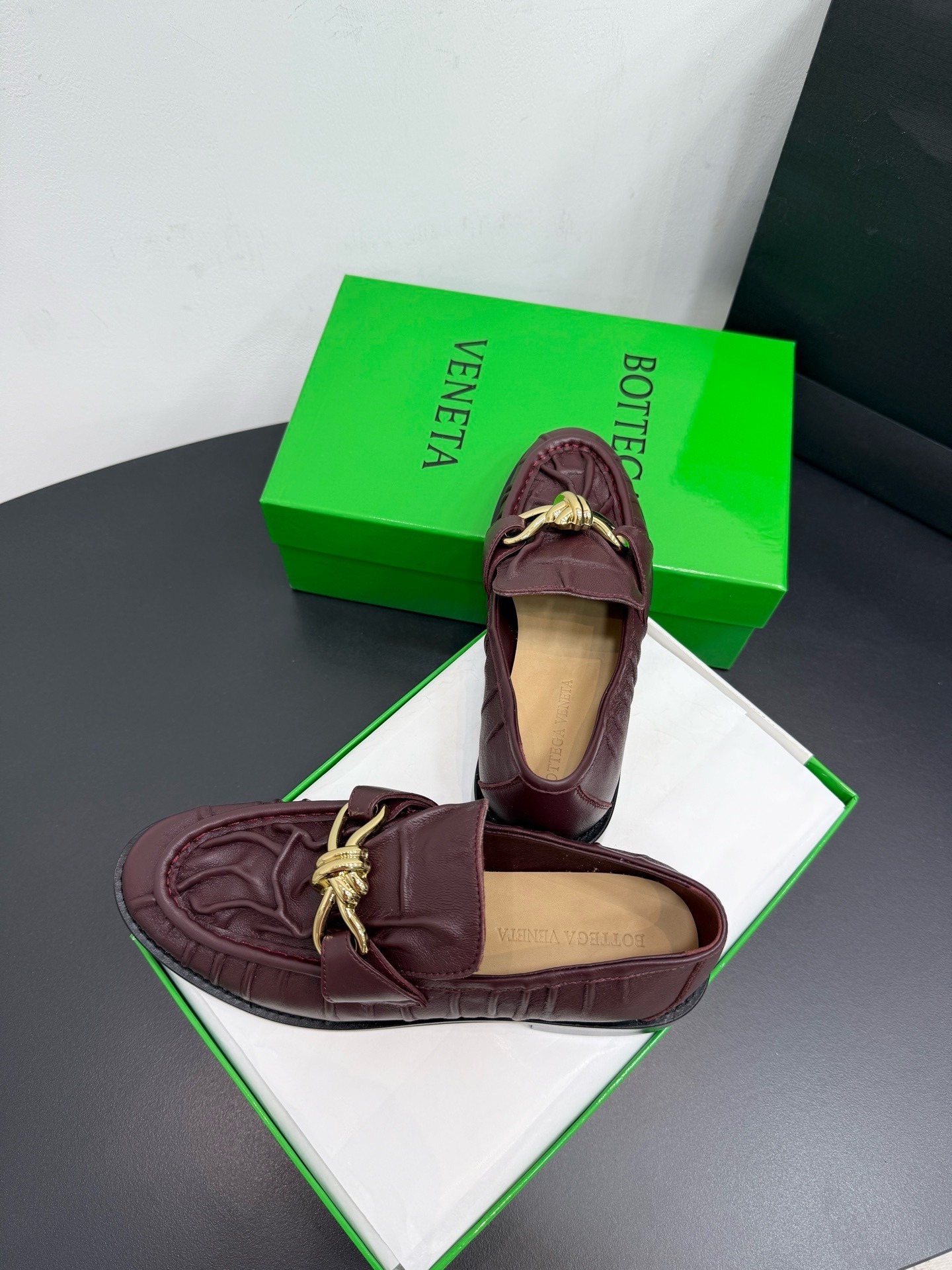 Лоферы женские Bottega Veneta Astaire с металлическим декором бордового цвета