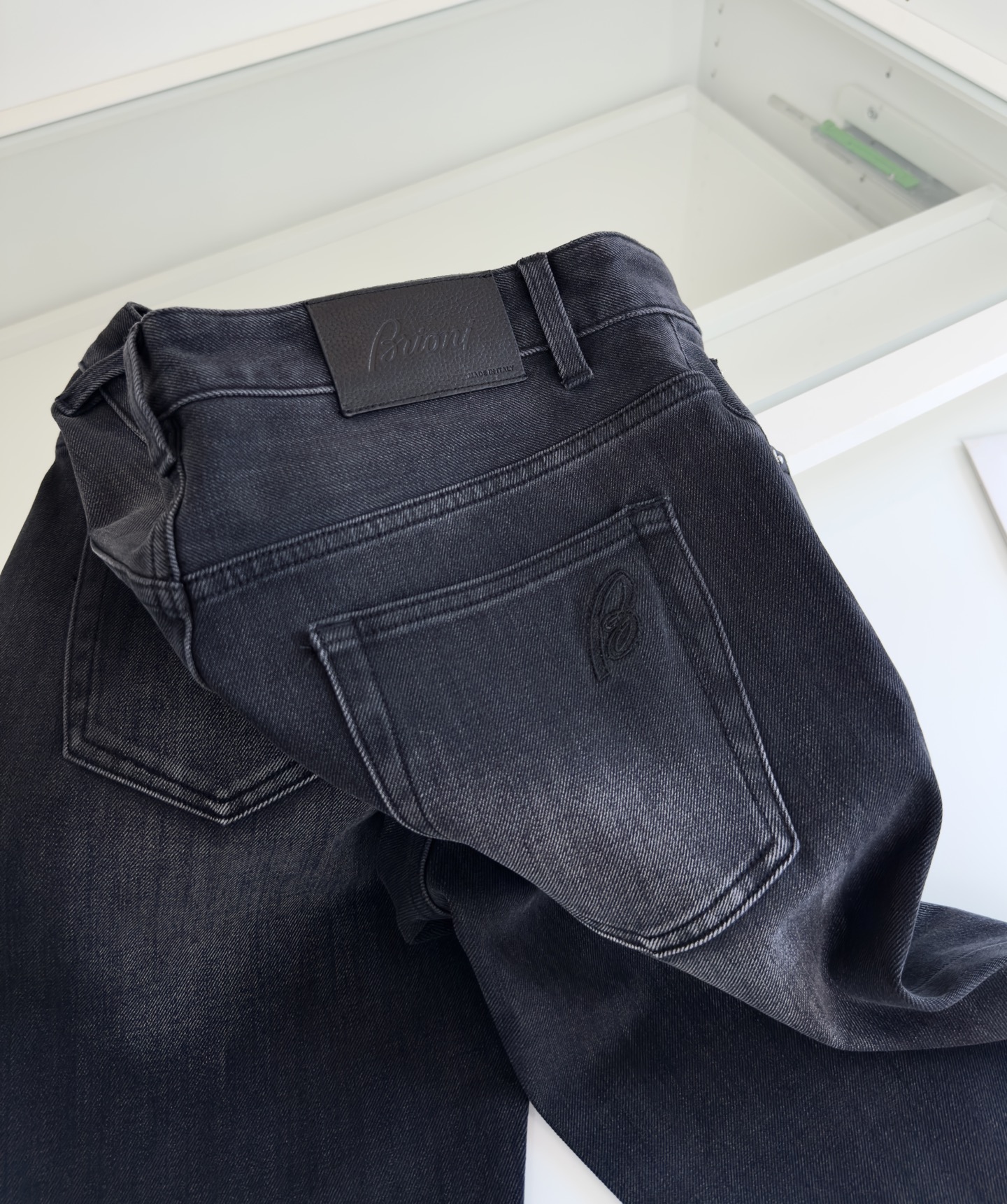 Джинсы мужские в стиле Brioni прямого кроя чёрно-серого цвета из денима