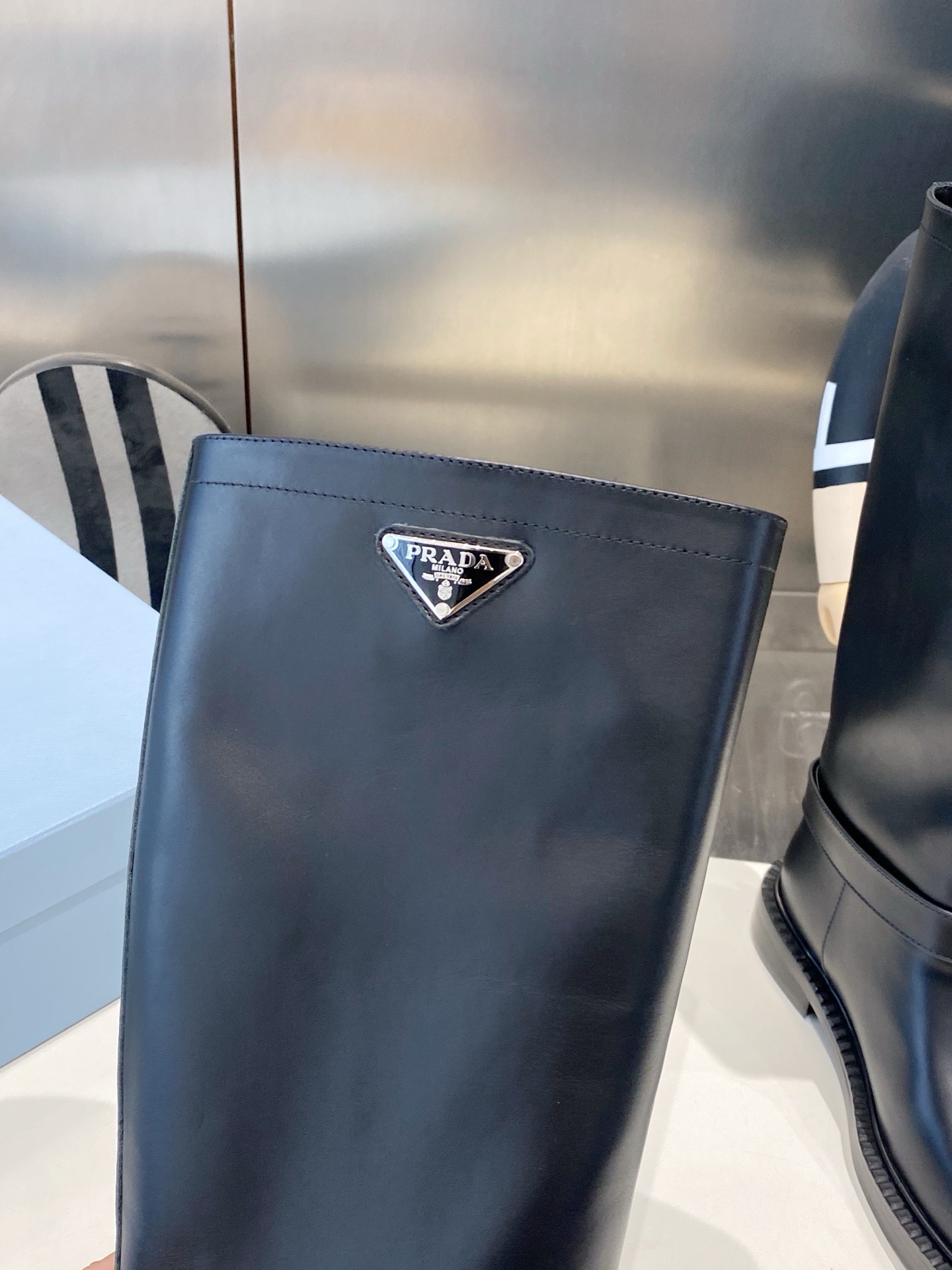 Сапоги женские Prada с ремешком чёрного цвета