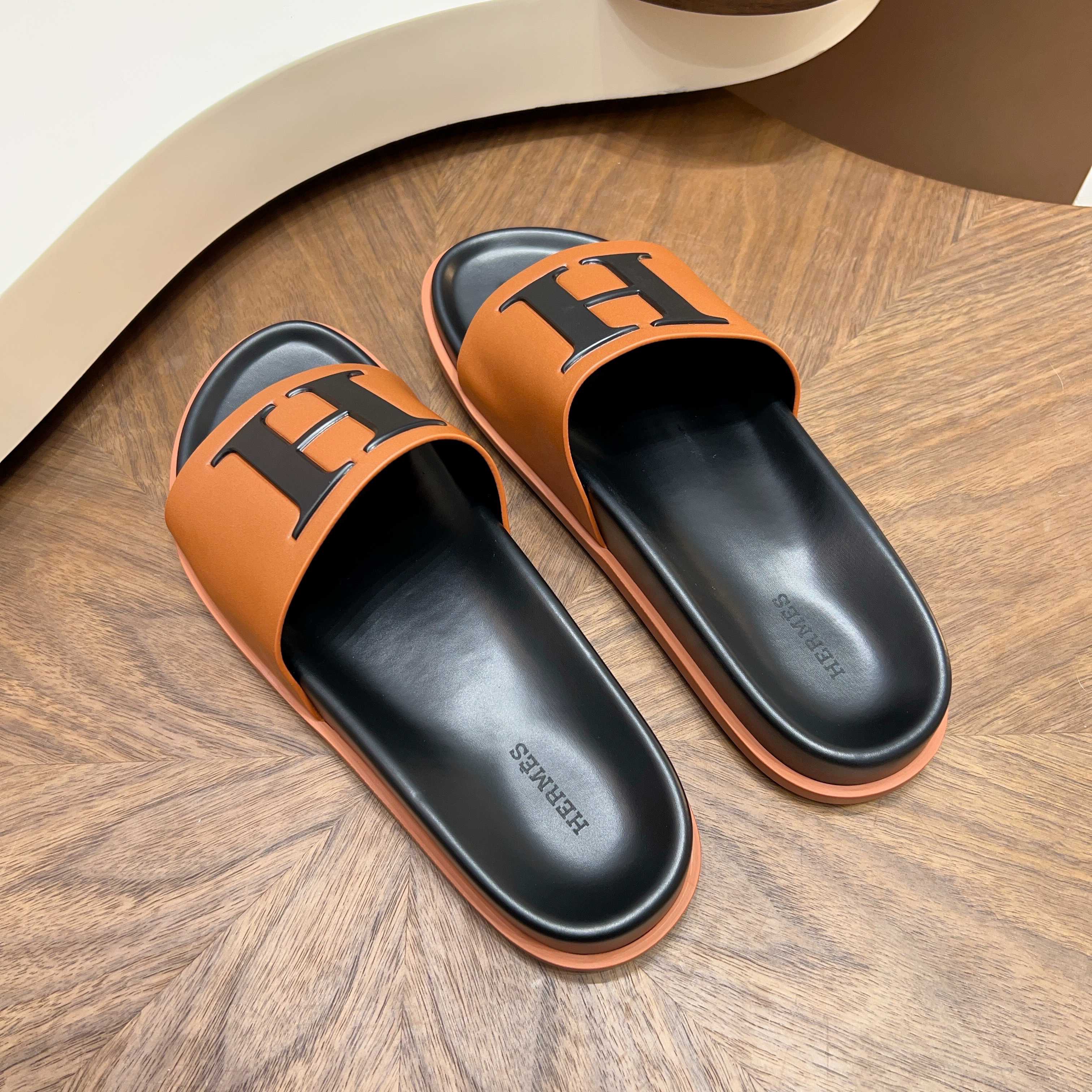 Шлёпанцы мужские в стиле Hermès Oran коричневого цвета