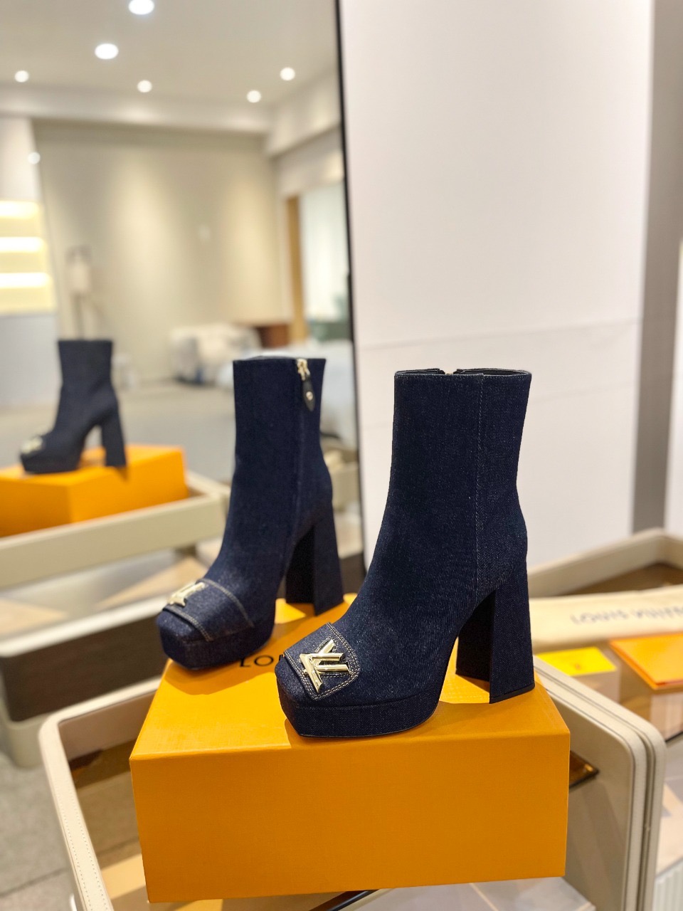 Ботильоны Louis Vuitton Platform Ankle Boot темно-синего цвета