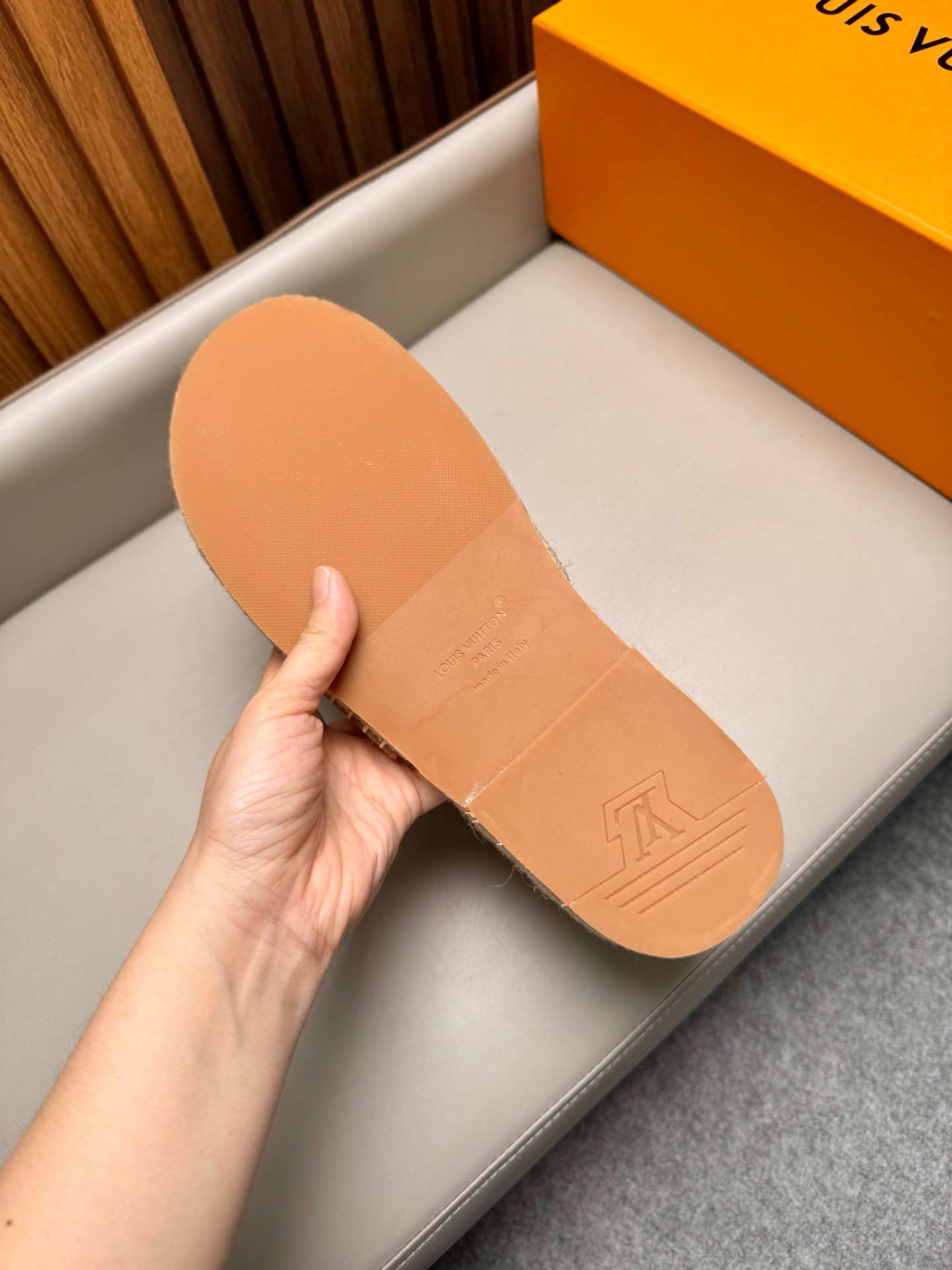 Шлёпанцы мужские в стиле Louis Vuitton коричневого цвета