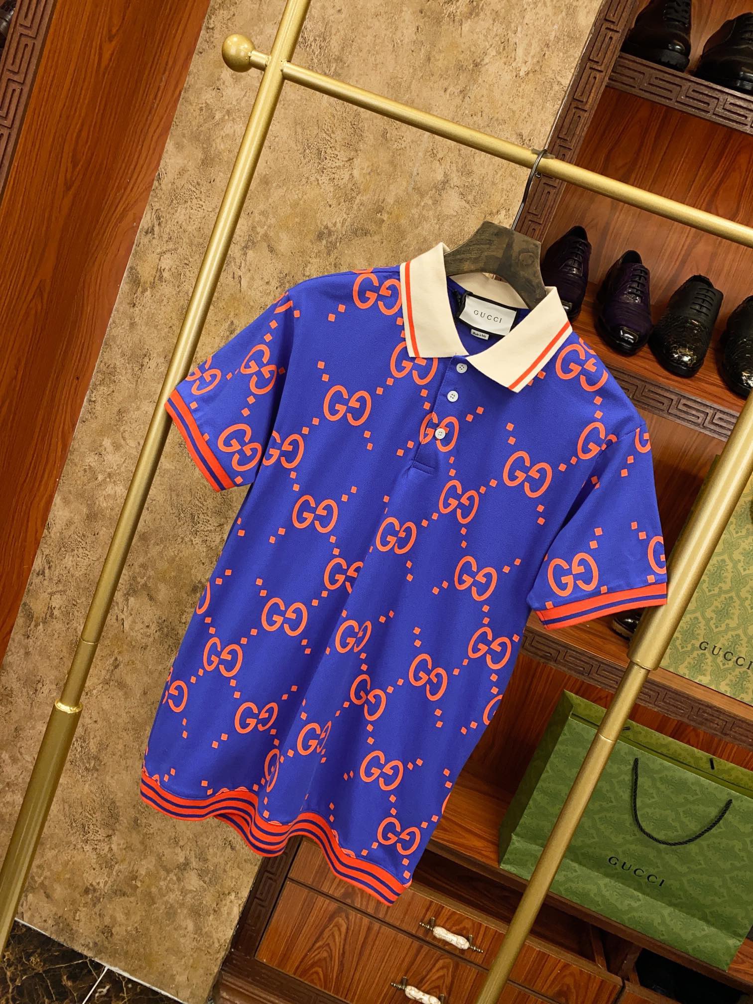 Поло мужское в стиле Gucci с принтом GG синего цвета с белым воротником