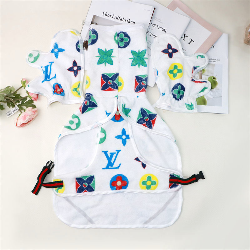 Халат-пончо для собак в стиле Louis Vuitton из махровой ткани белого цвета с разноцветным монограммным принтом