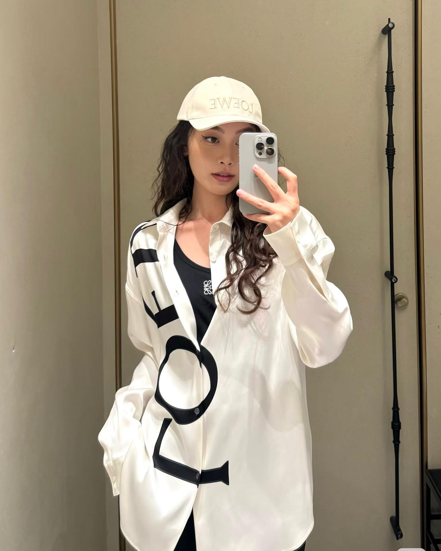 Рубашка унисекс в стиле Loewe белого цвета с логотипом 