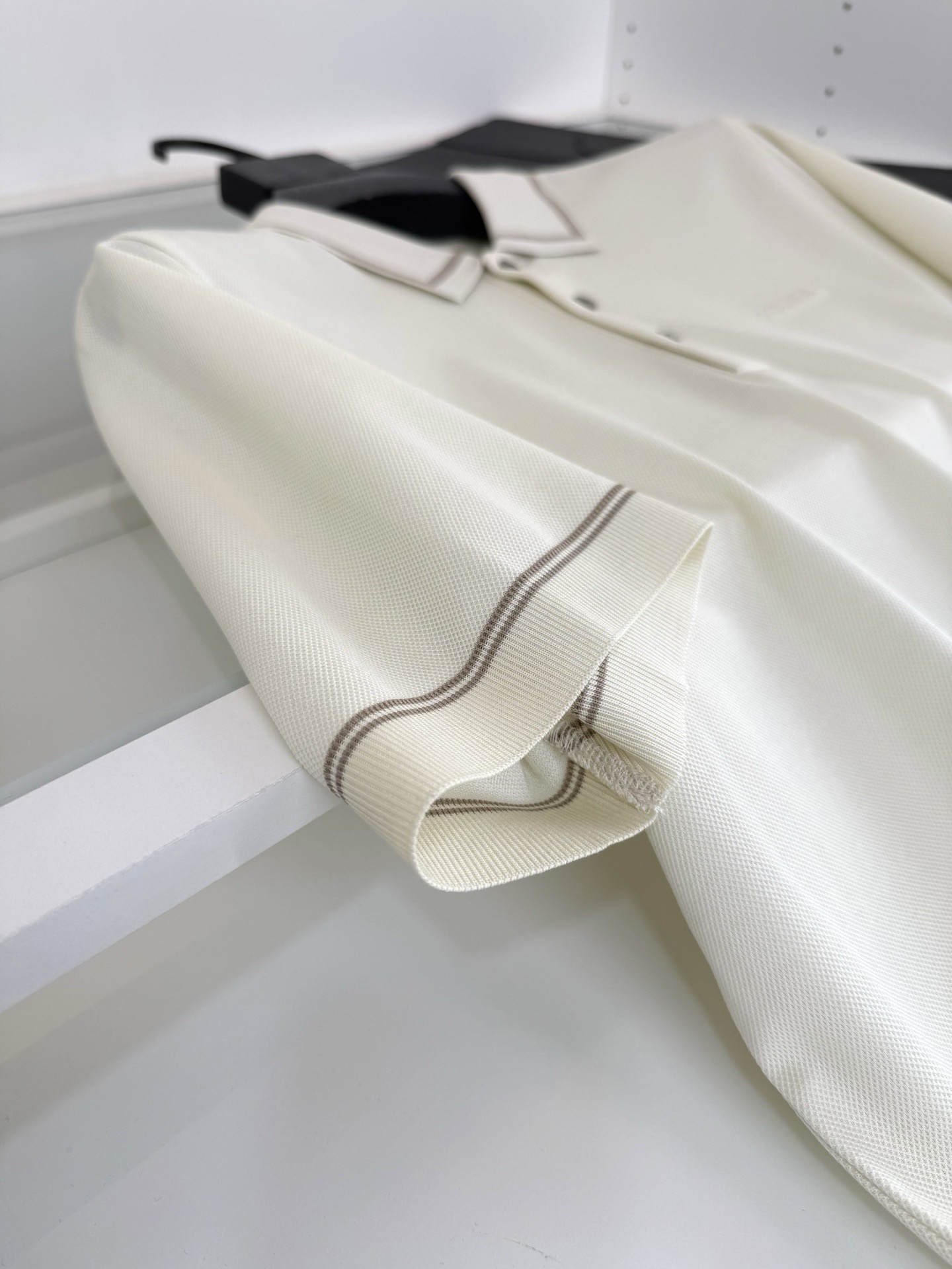 Поло мужское в стиле Zegna из хлопка молочного цвета с контрастной отделкой воротника